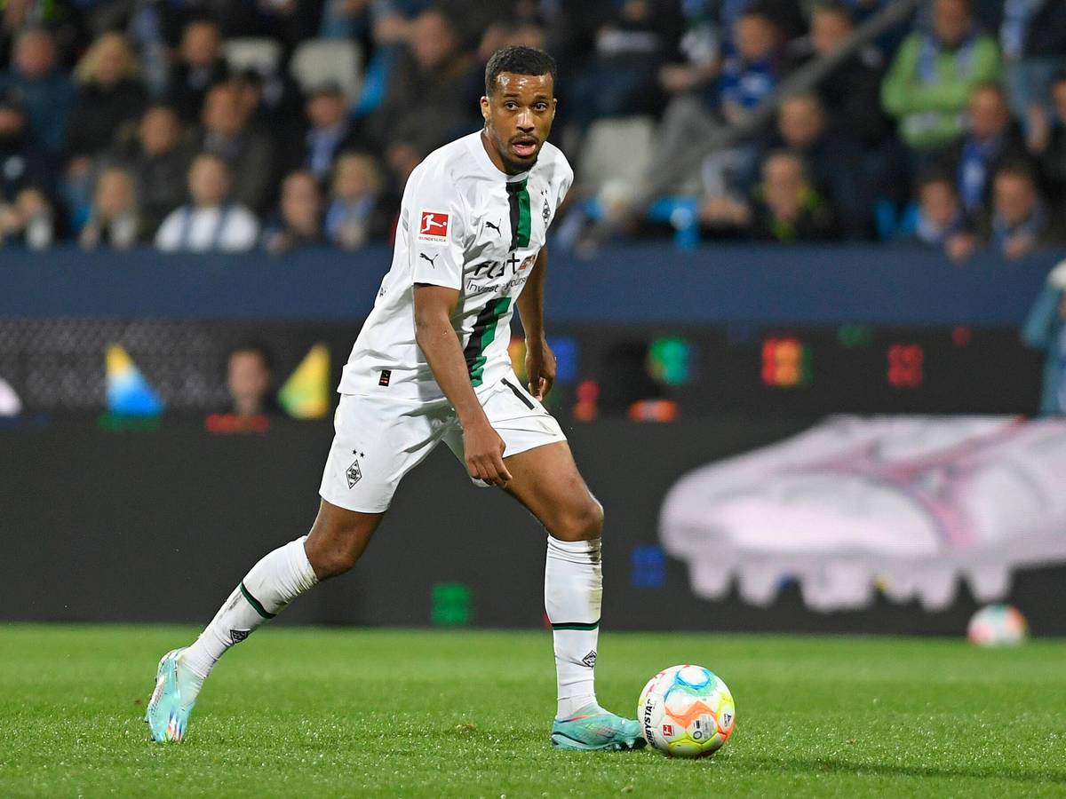 Gladbach-Stürmer Alassane Plea fällt für das Bundesliga-Duell am Freitag (11. November 2022) gegen Dortmund im Borussia-Park aus. Auf diesem Foto ist der Franzose am 8. November in Bochum zu sehen. Plea hat den Ball am linken Fuß und schaut nach vorne.