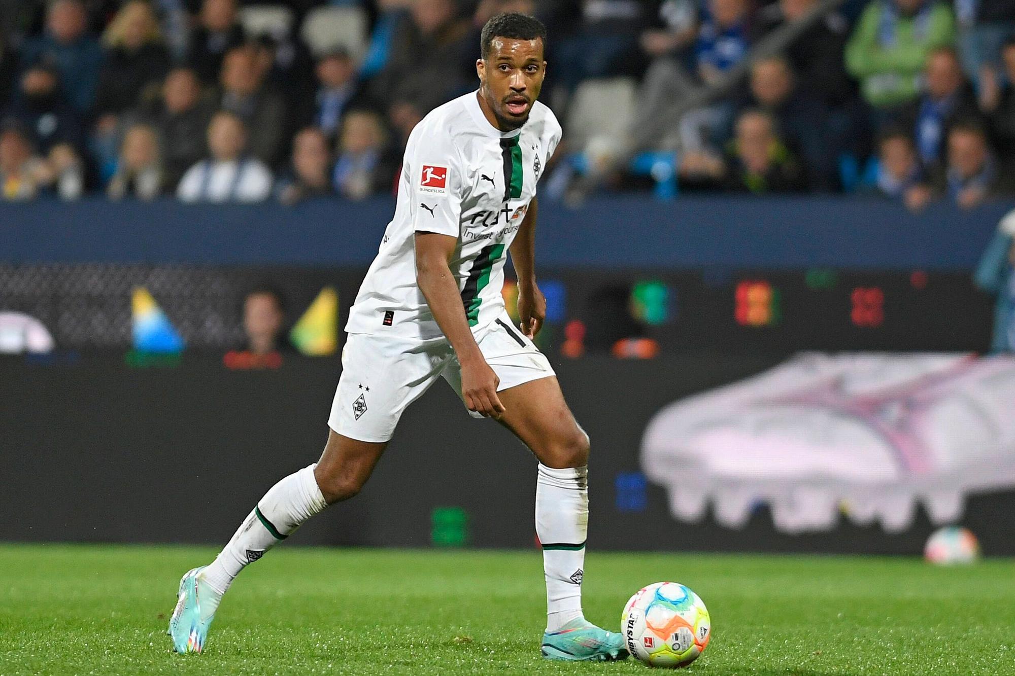 Gladbach-Stürmer Alassane Plea fällt für das Bundesliga-Duell am Freitag (11. November 2022) gegen Dortmund im Borussia-Park aus. Auf diesem Foto ist der Franzose am 8. November in Bochum zu sehen. Plea hat den Ball am linken Fuß und schaut nach vorne.