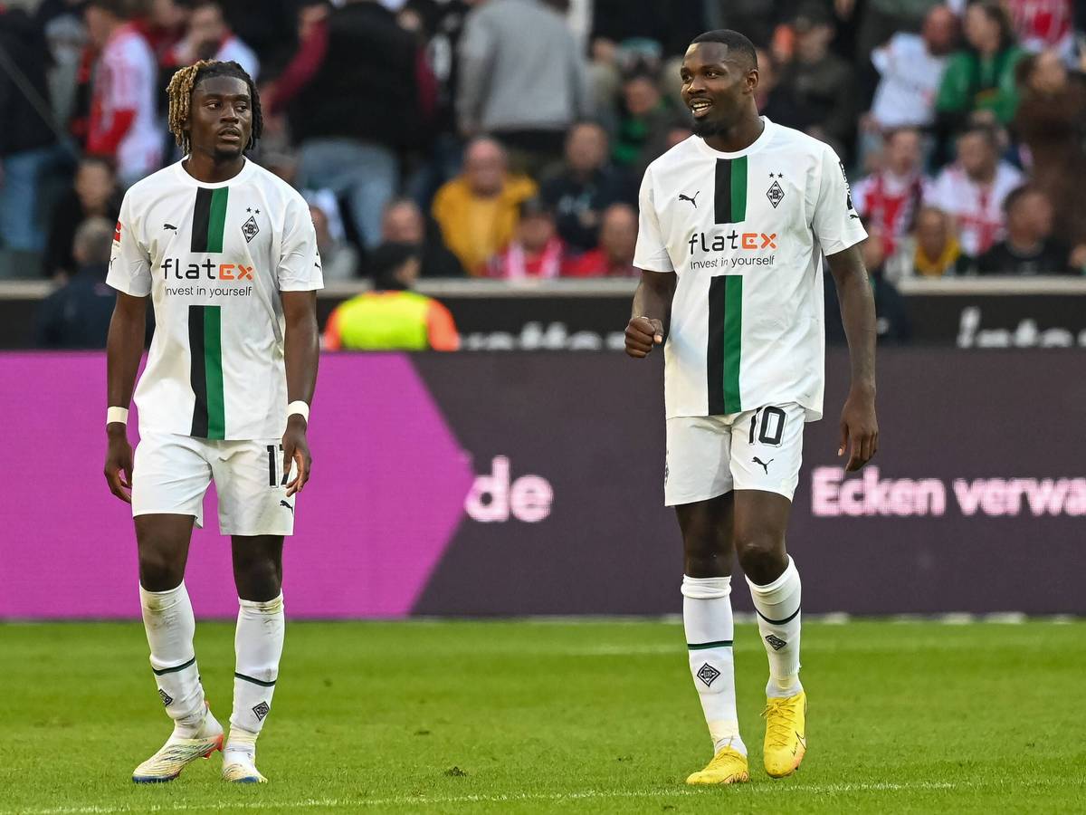 Marcus Thuram (r.) von Borussia Mönchengladbach ballt beim Bundesliga-Spiel gegen den 1. FC Köln am 9. Oktober 2022 die Faust, Mitspieler Manu Koné (l.) schaut in Thurams Richtung.