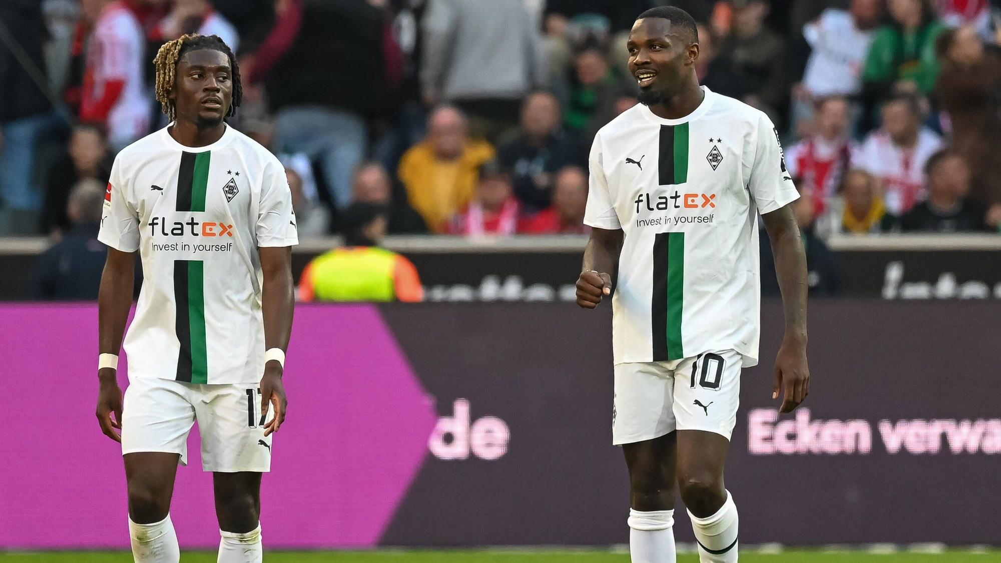 Marcus Thuram (r.) von Borussia Mönchengladbach ballt beim Bundesliga-Spiel gegen den 1. FC Köln am 9. Oktober 2022 die Faust, Mitspieler Manu Koné (l.) schaut in Thurams Richtung.