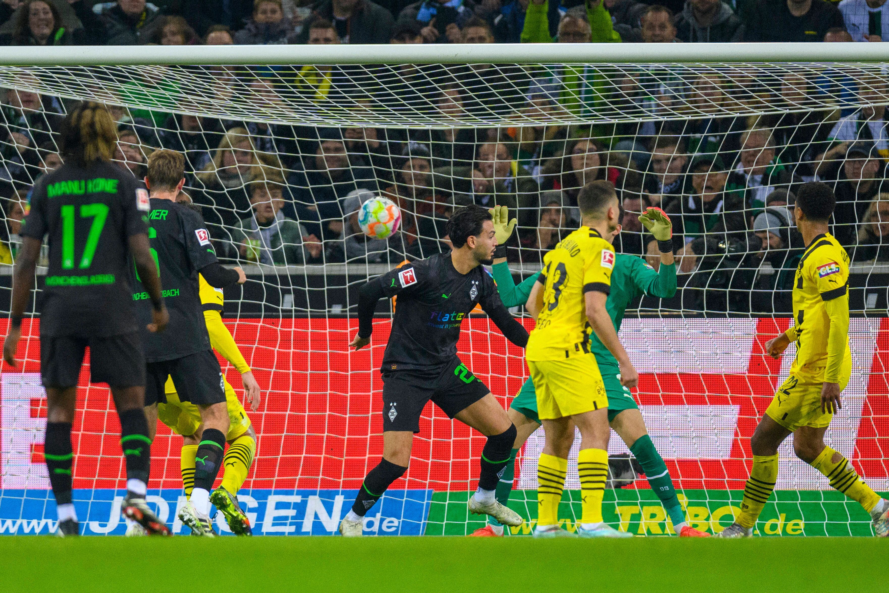 Borussia Mönchengladbach hat am Freitag (11. November 2022) 4:2 gegen Borussia Dortmund gewonnen. Das Foto zeigt Torschütze Ramy Bensebaini nach dem Kopfballtreffer zum 2:1.