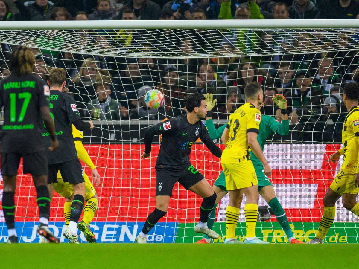 Borussia Mönchengladbach hat am Freitag (11. November 2022) 4:2 gegen Borussia Dortmund gewonnen. Das Foto zeigt Torschütze Ramy Bensebaini nach dem Kopfballtreffer zum 2:1.