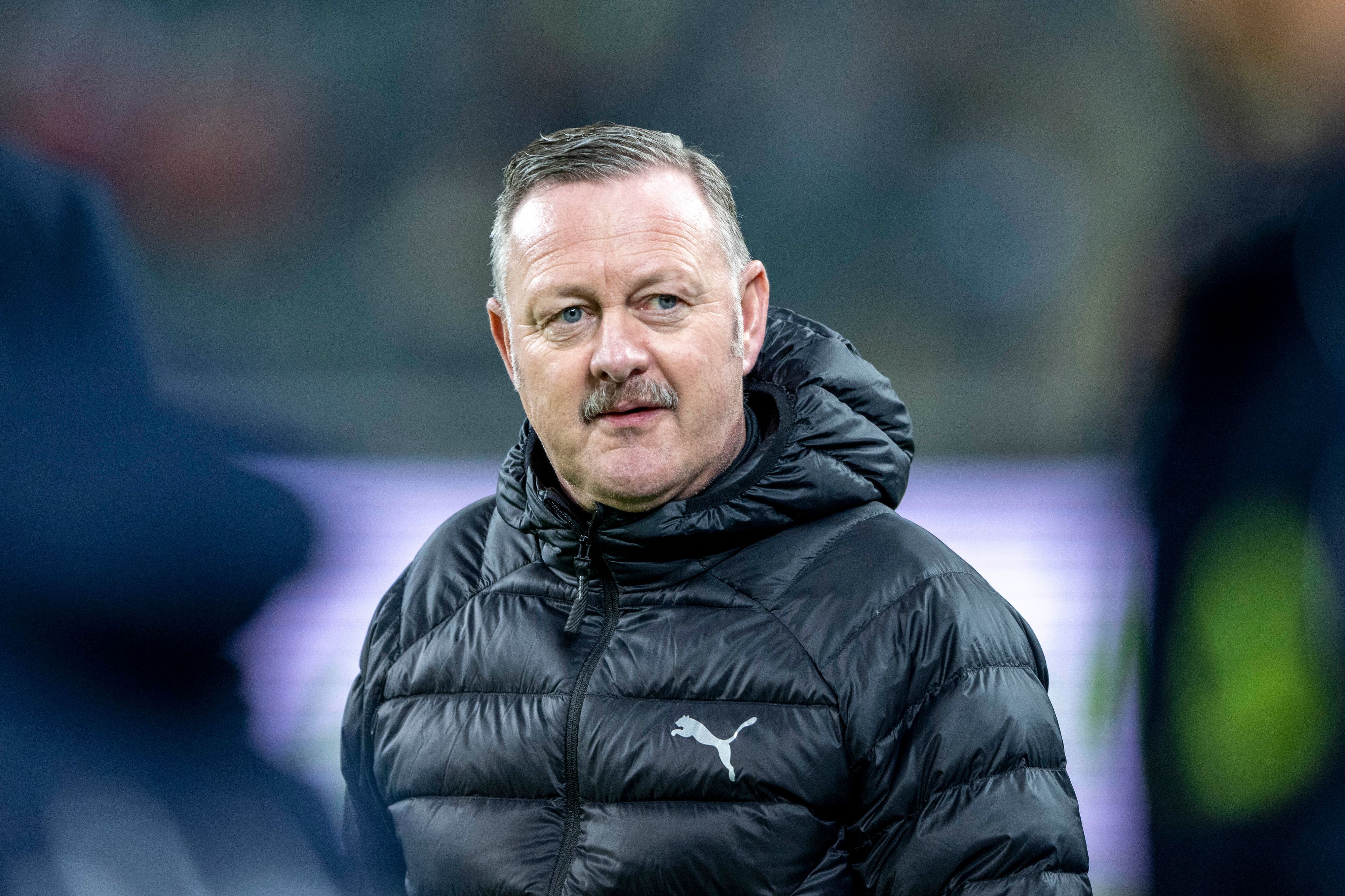 Roland Virkus, Sportdirektor von Fußball-Bundesligist Borussia Mönchengladbach. Dieses Foto zeigt den 55-Jährigen am 4. November 2022 im Borussia-Park. Virkus trägt eine dunkle Jacke des Ausrüsters Puma, er blickt leicht zur Seite.