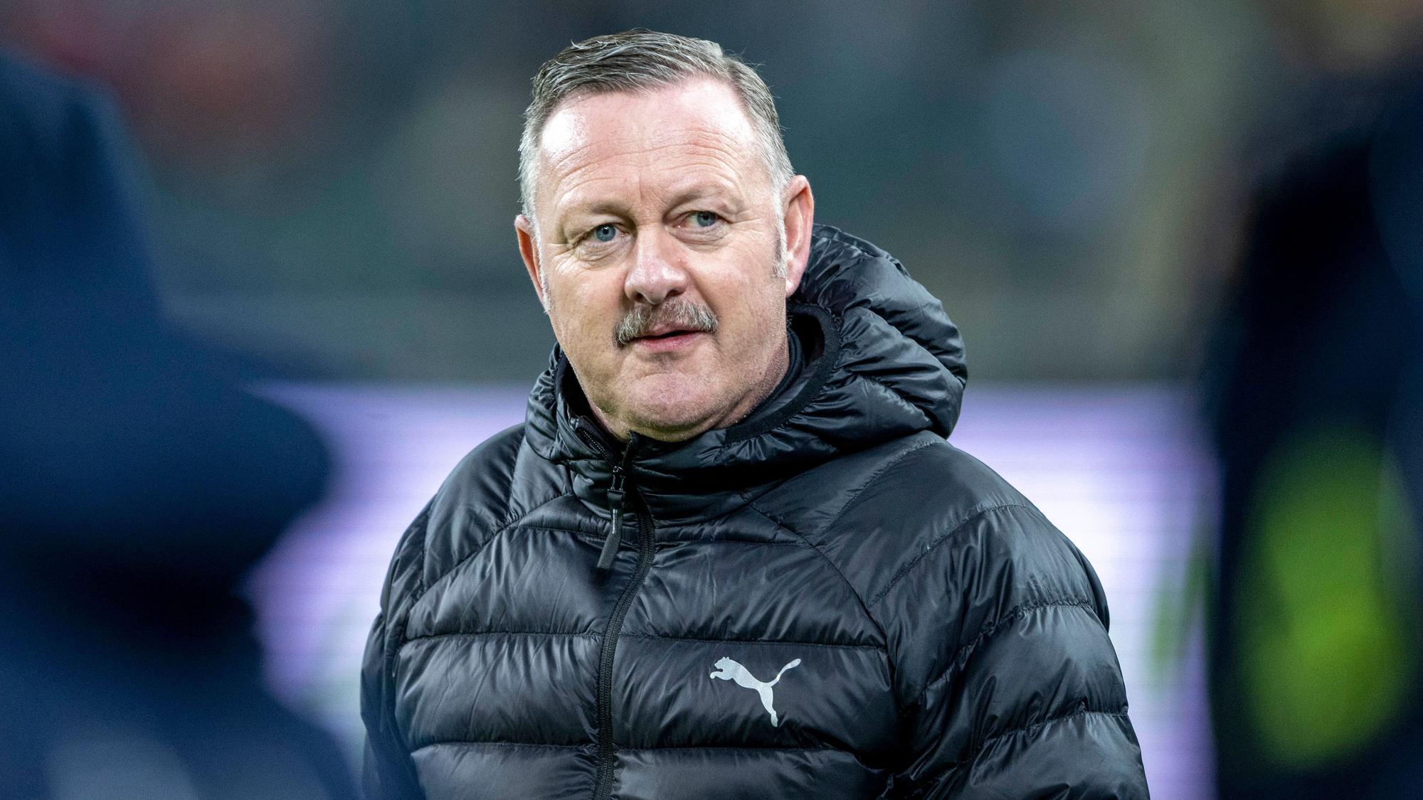 Roland Virkus, Sportdirektor von Fußball-Bundesligist Borussia Mönchengladbach. Dieses Foto zeigt den 55-Jährigen am 4. November 2022 im Borussia-Park. Virkus trägt eine dunkle Jacke des Ausrüsters Puma, er blickt leicht zur Seite.