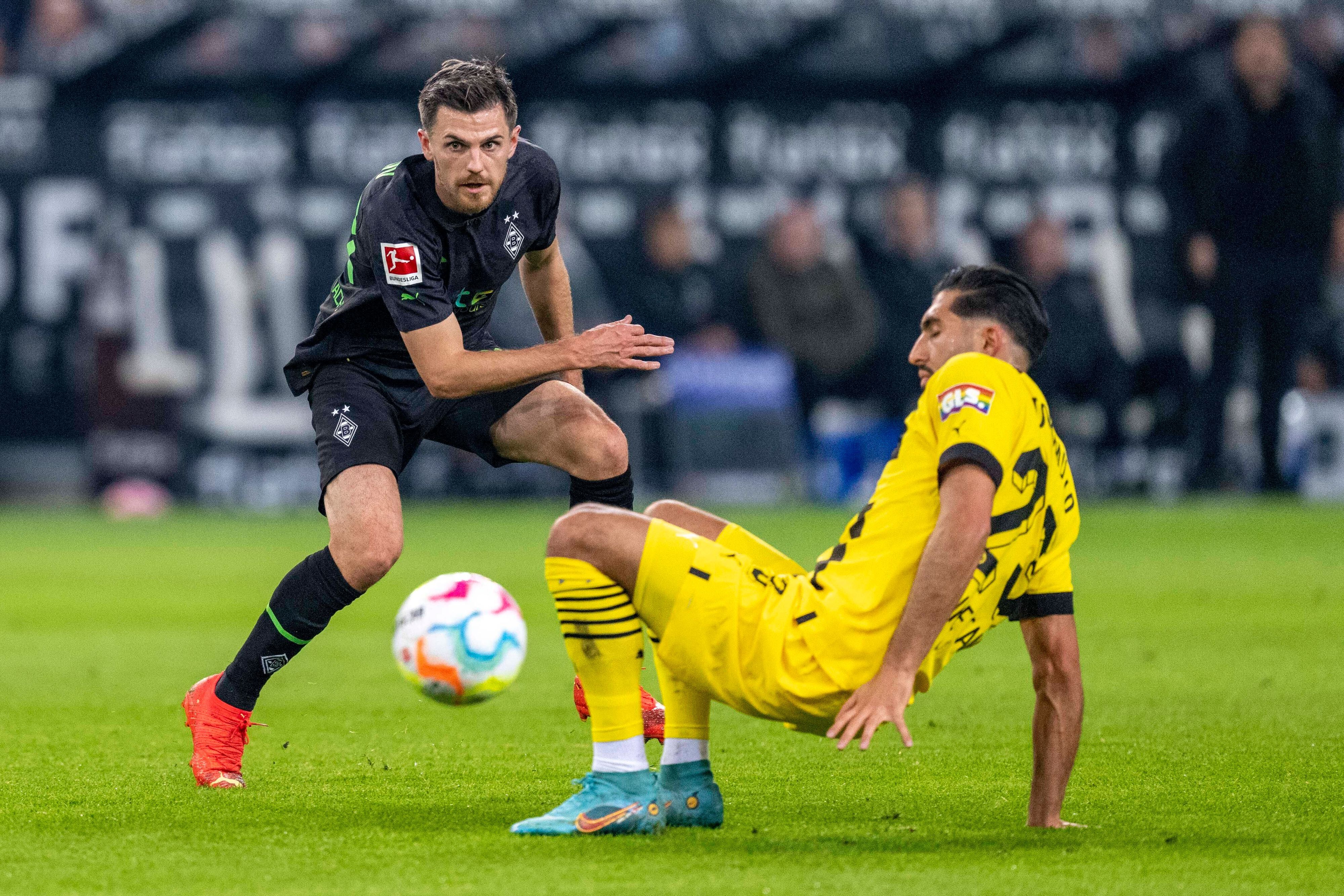 Jonas Hofmann von Borussia Mönchengladbach (l.) am 11. November 2022 im Zweikampf mit Emre Can von Borussia Dortmund.