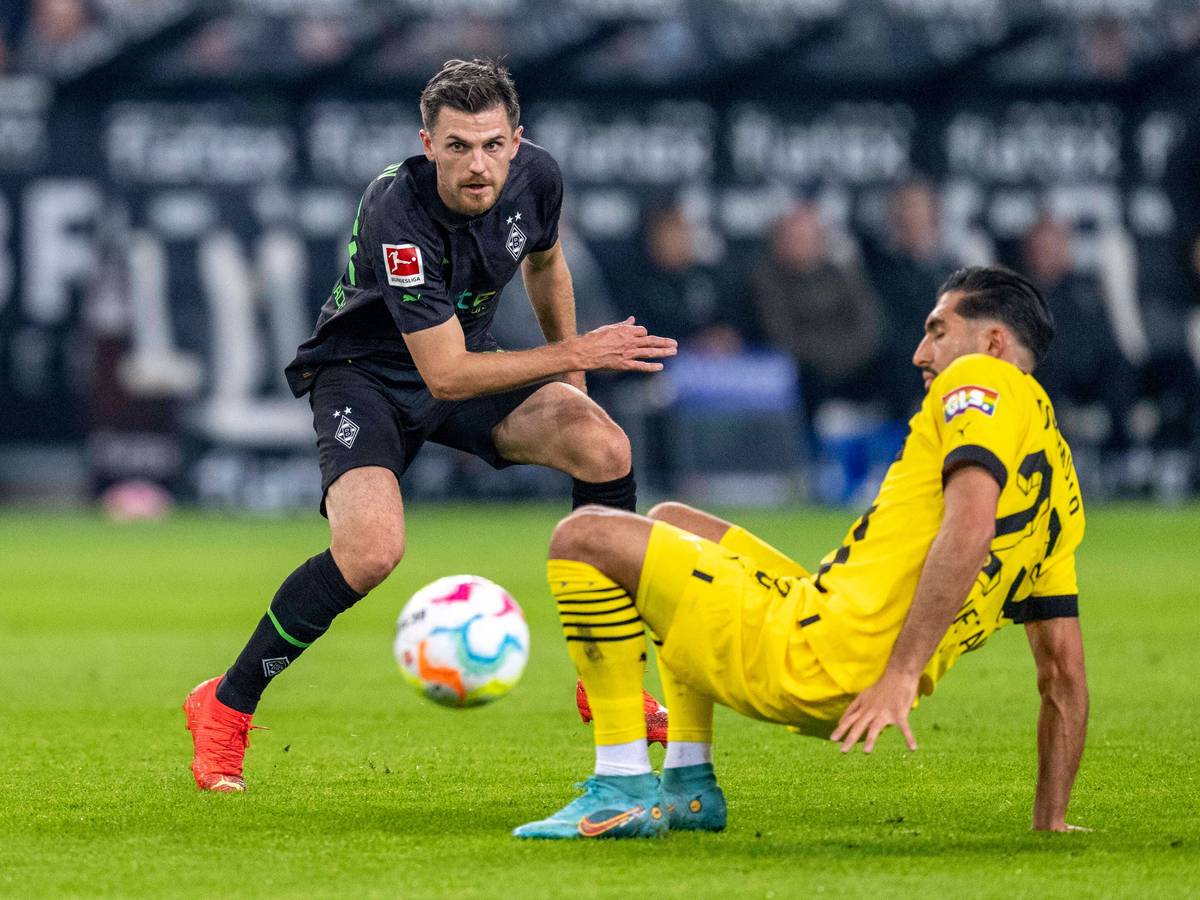 Jonas Hofmann von Borussia Mönchengladbach (l.) am 11. November 2022 im Zweikampf mit Emre Can von Borussia Dortmund.