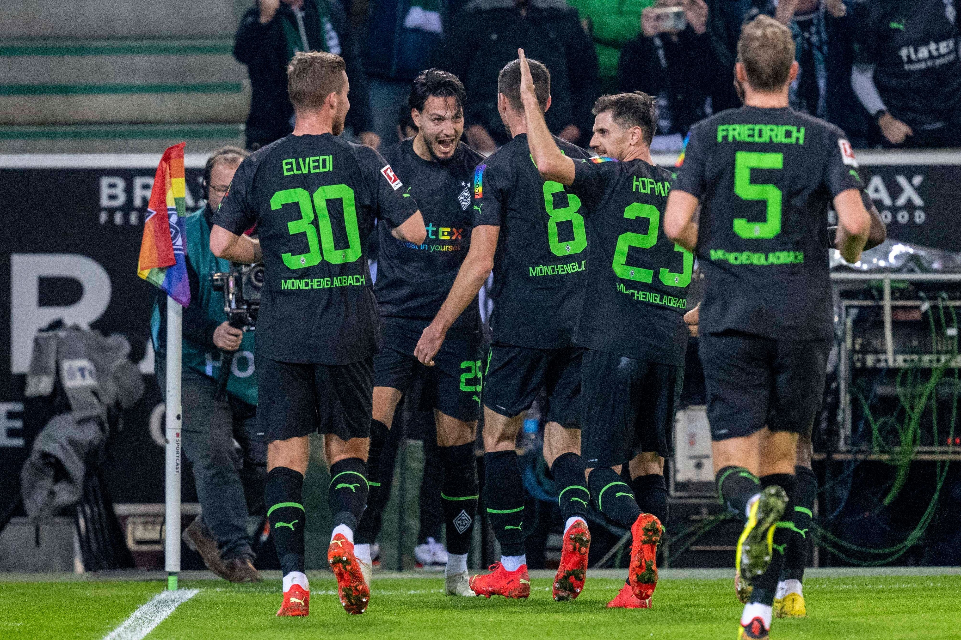 Borussia Mönchengladbach hat am Freitag (11. November 2022) 4:2 gegen Borussia Dortmund gespielt. Das Foto zeigt das Team beim Torjubel zum 2:1.