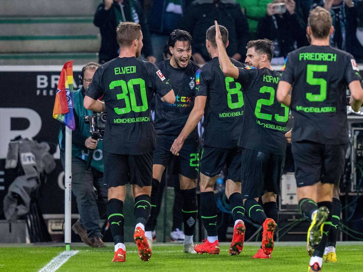 Borussia Mönchengladbach hat am Freitag (11. November 2022) 4:2 gegen Borussia Dortmund gespielt. Das Foto zeigt das Team beim Torjubel zum 2:1.