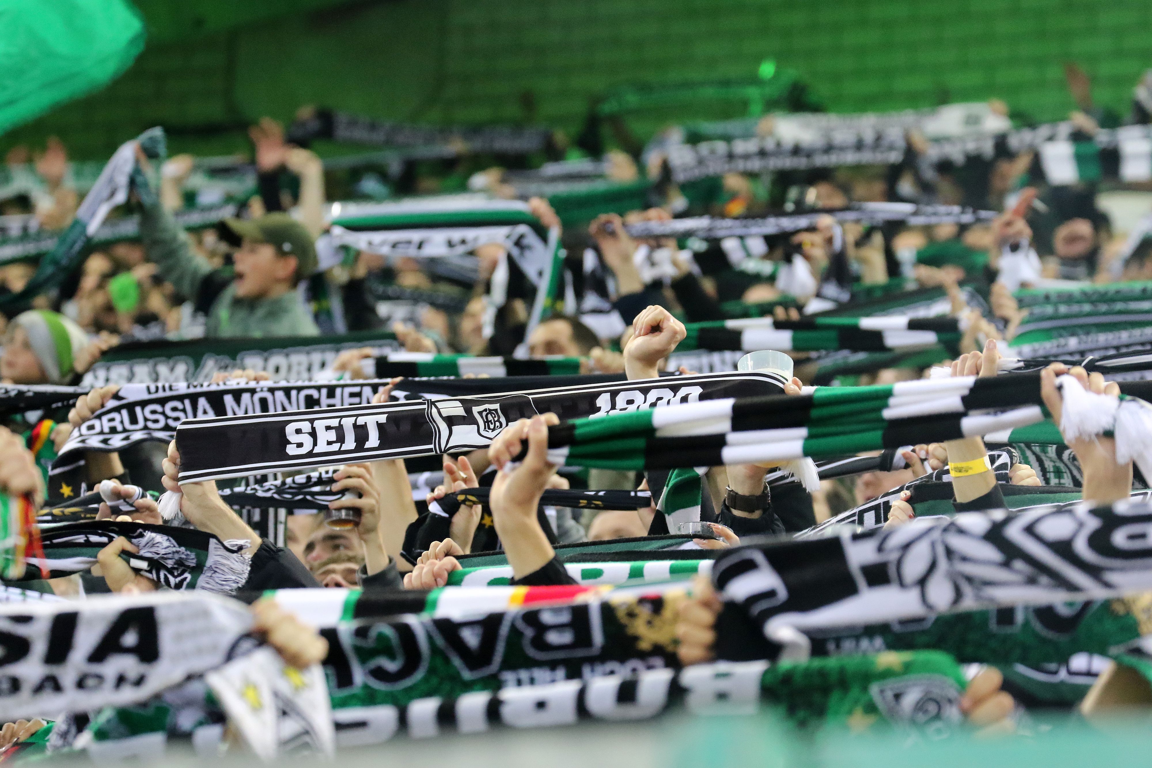 Die Fans von Borussia Mönchengladbach am 11. November 2022 beim Heimspiel gegen Borussia Dortmund in der Nordkurve im Borussia-Park. Tausende Anhänger halten ihre Schals hoch und singen Fan-Lieder.