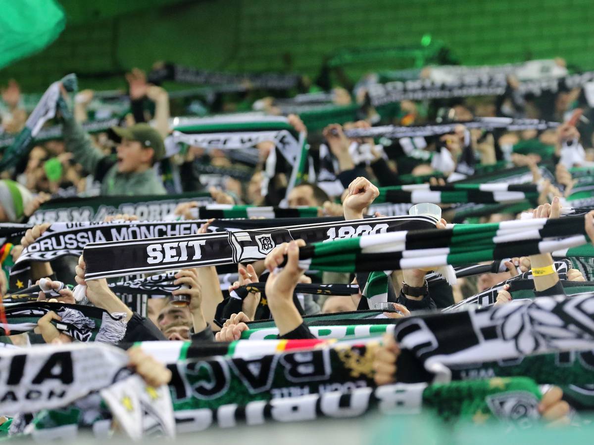 Die Fans von Borussia Mönchengladbach am 11. November 2022 beim Heimspiel gegen Borussia Dortmund in der Nordkurve im Borussia-Park. Die Anhänger halten Schals in die Luft.