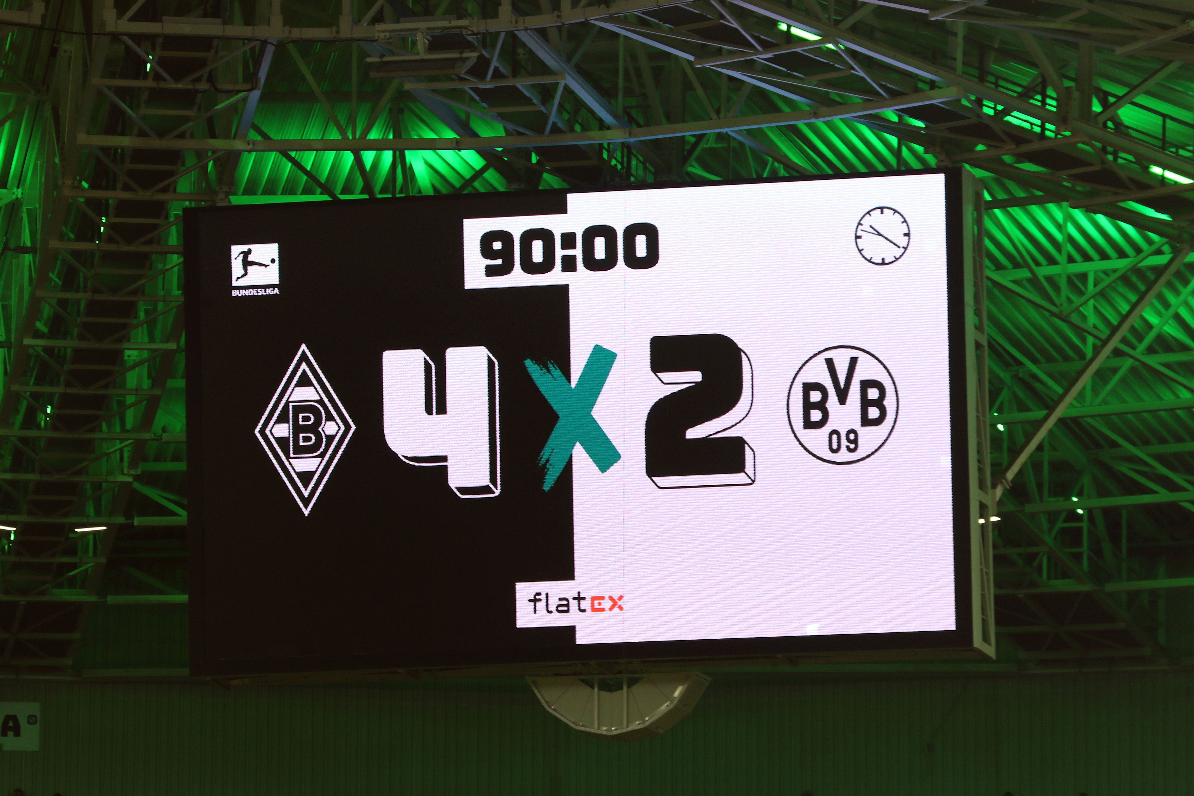 Die Anzeigetafel im Borussia-Park zeigt das Endergebnis am Freitagabend (11. November 2022) an: Borussia Mönchengladbach hat in der Fußball-Bundesliga zum 15. Spieltag Borussia Dortmund mit 4:2 besiegt.