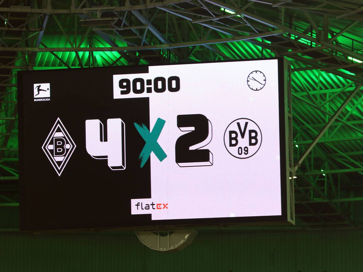 Die Anzeigetafel im Borussia-Park zeigt das Endergebnis am Freitagabend (11. November 2022) an: Borussia Mönchengladbach hat in der Fußball-Bundesliga zum 15. Spieltag Borussia Dortmund mit 4:2 besiegt.