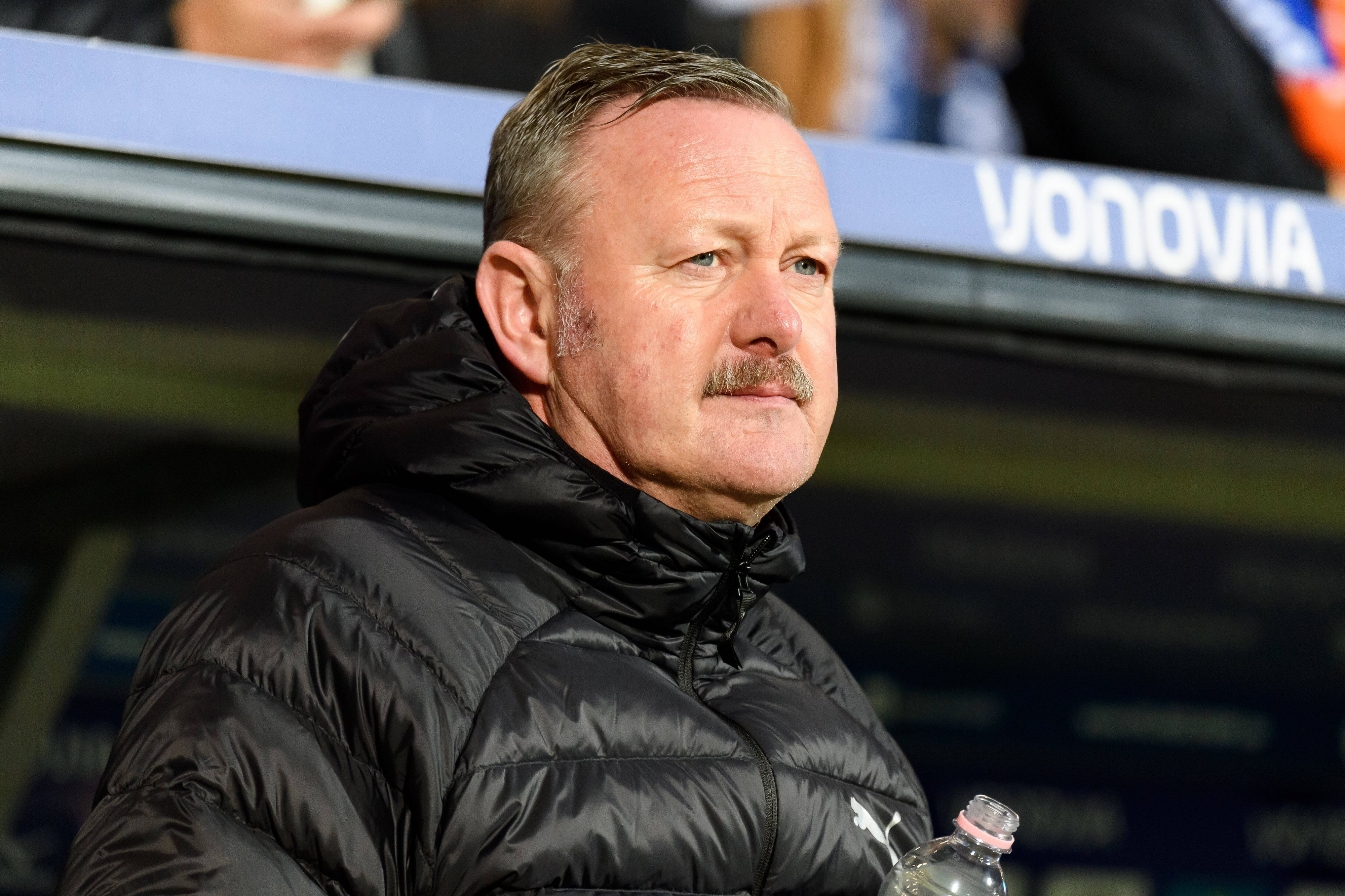 Roland Virkus, Sportdirektor von Borussia Mönchengladbach, schaut ernst beim Bundesliga-Auswärtsspiel beim VfL Bochum am 8. November 2022.
