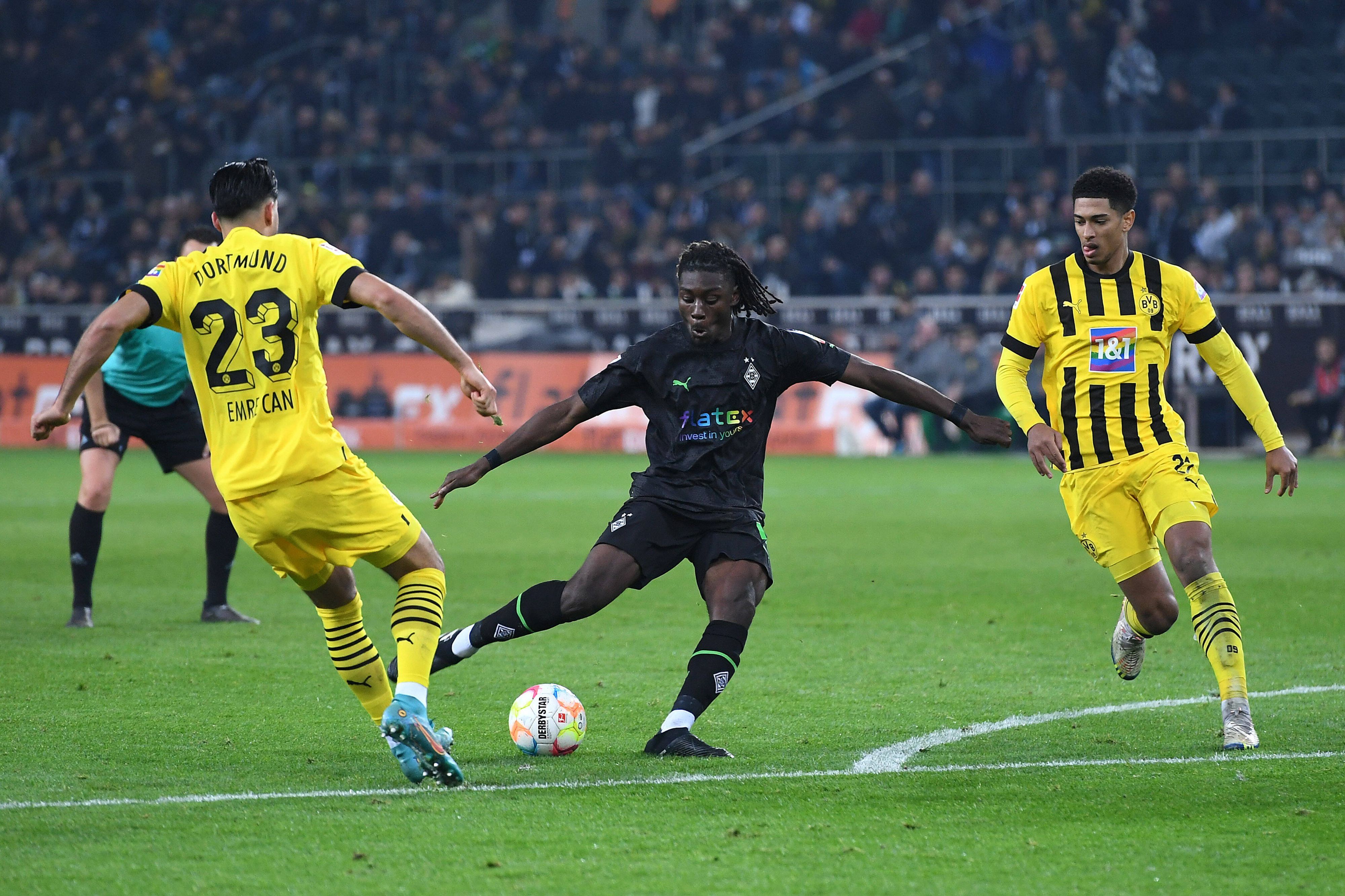 Gladbach-Profi Manu Koné (M.) zieht in dieser Szene ab und trifft ins Tor, eine Aufnahme aus dem Bundesliga-Duell der Fohlen-Elf am Freitagabend (11. November 2022) gegen Borussia Dortmund im Borussia-Park. Koné trägt ein schwarzes Trikot.