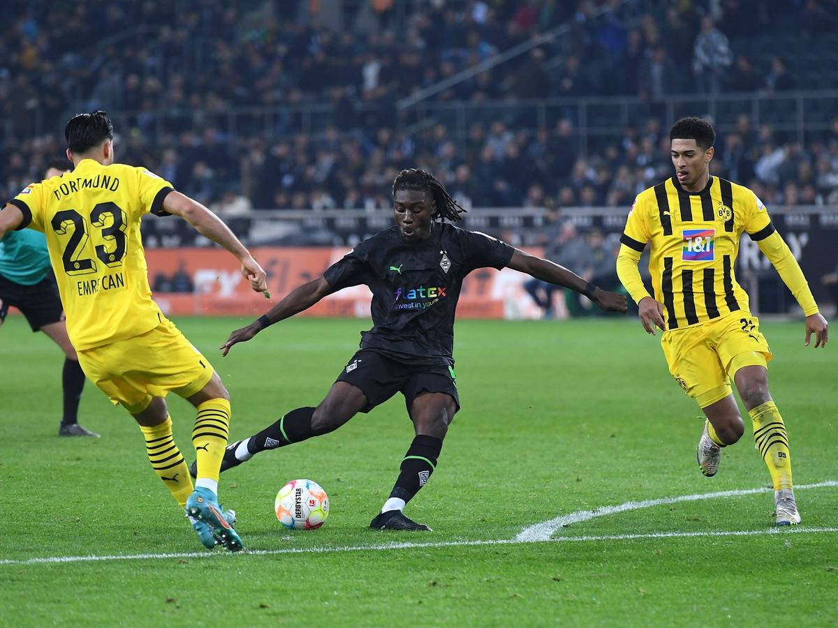 Gladbach-Profi Manu Koné (M.) zieht in dieser Szene ab und trifft ins Tor, eine Aufnahme aus dem Bundesliga-Duell der Fohlen-Elf am Freitagabend (11. November 2022) gegen Borussia Dortmund im Borussia-Park. Koné trägt ein schwarzes Trikot.