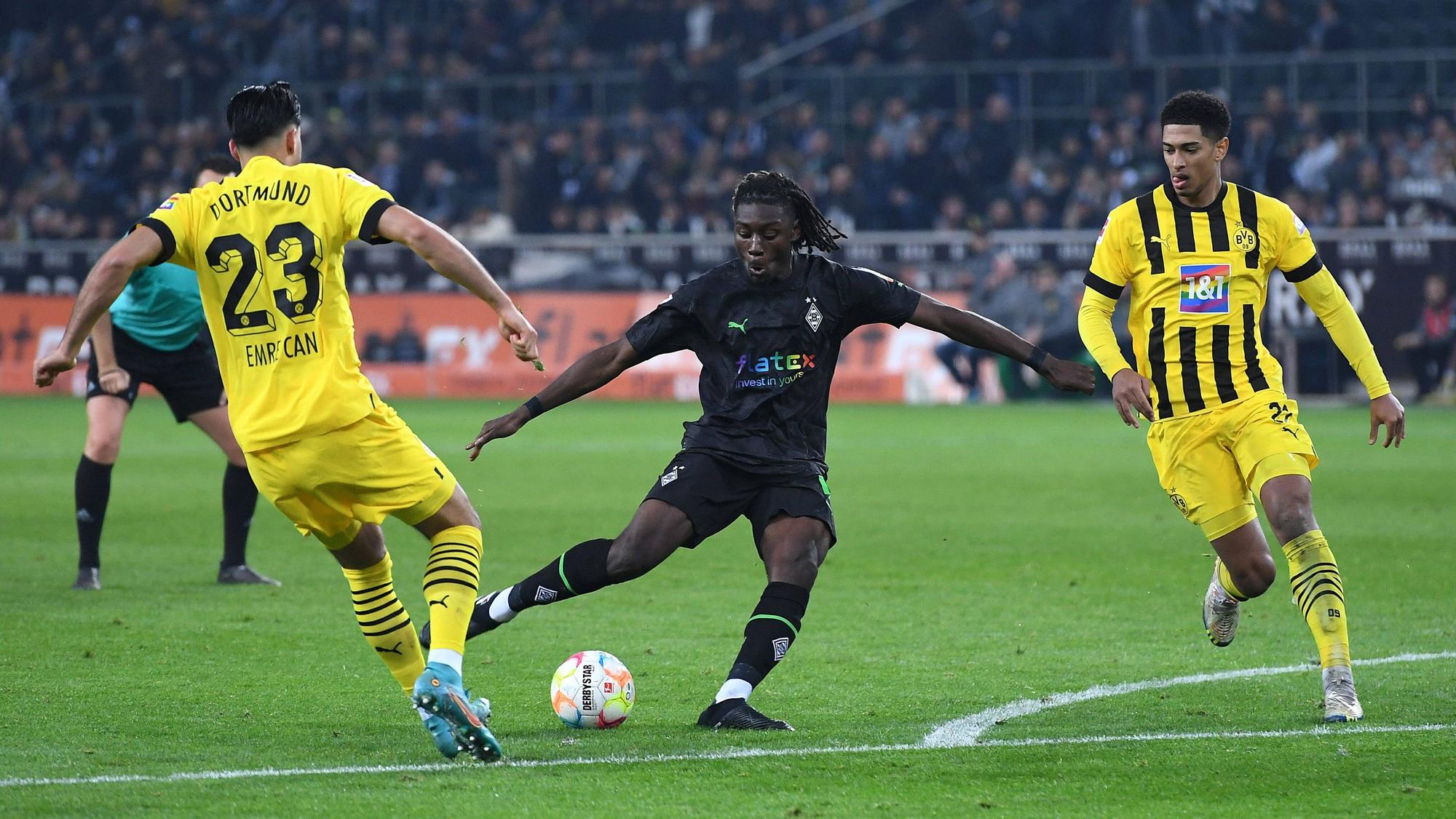 Gladbach-Profi Manu Koné (M.) zieht in dieser Szene ab und trifft ins Tor, eine Aufnahme aus dem Bundesliga-Duell der Fohlen-Elf am Freitagabend (11. November 2022) gegen Borussia Dortmund im Borussia-Park. Koné trägt ein schwarzes Trikot.