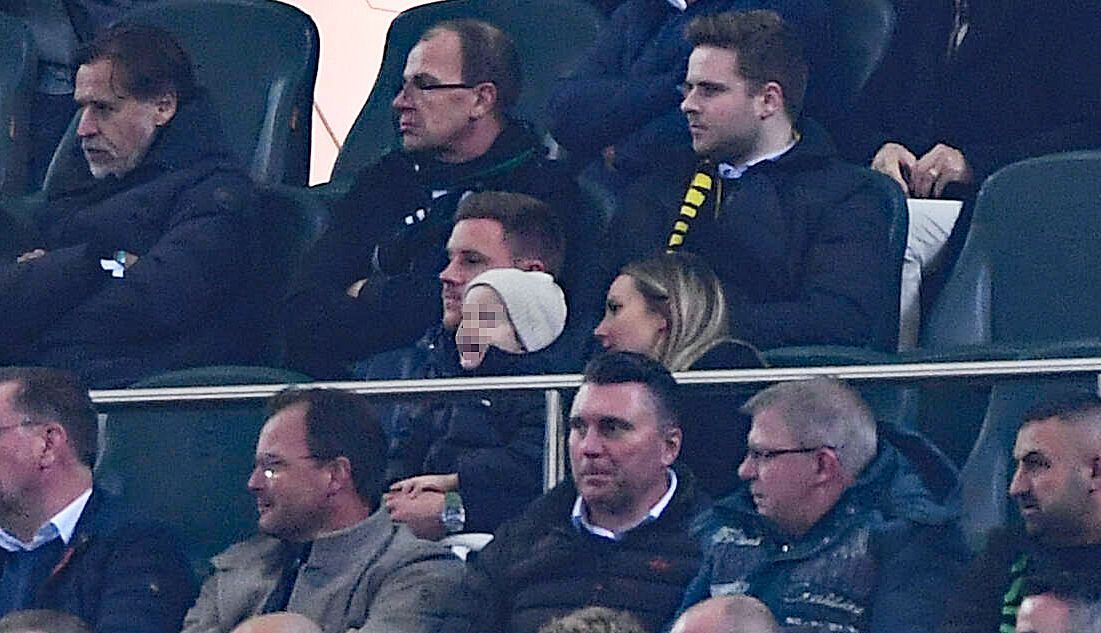 Marc-André ter Stegen (M.), Torhüter des FC Barcelona, verfolgt mit seiner Frau Daniela und Sohn Ben den Bundesliga-Sieg (11. November 2022) von Borussia Mönchengladbach gegen Borussia Dortmund.