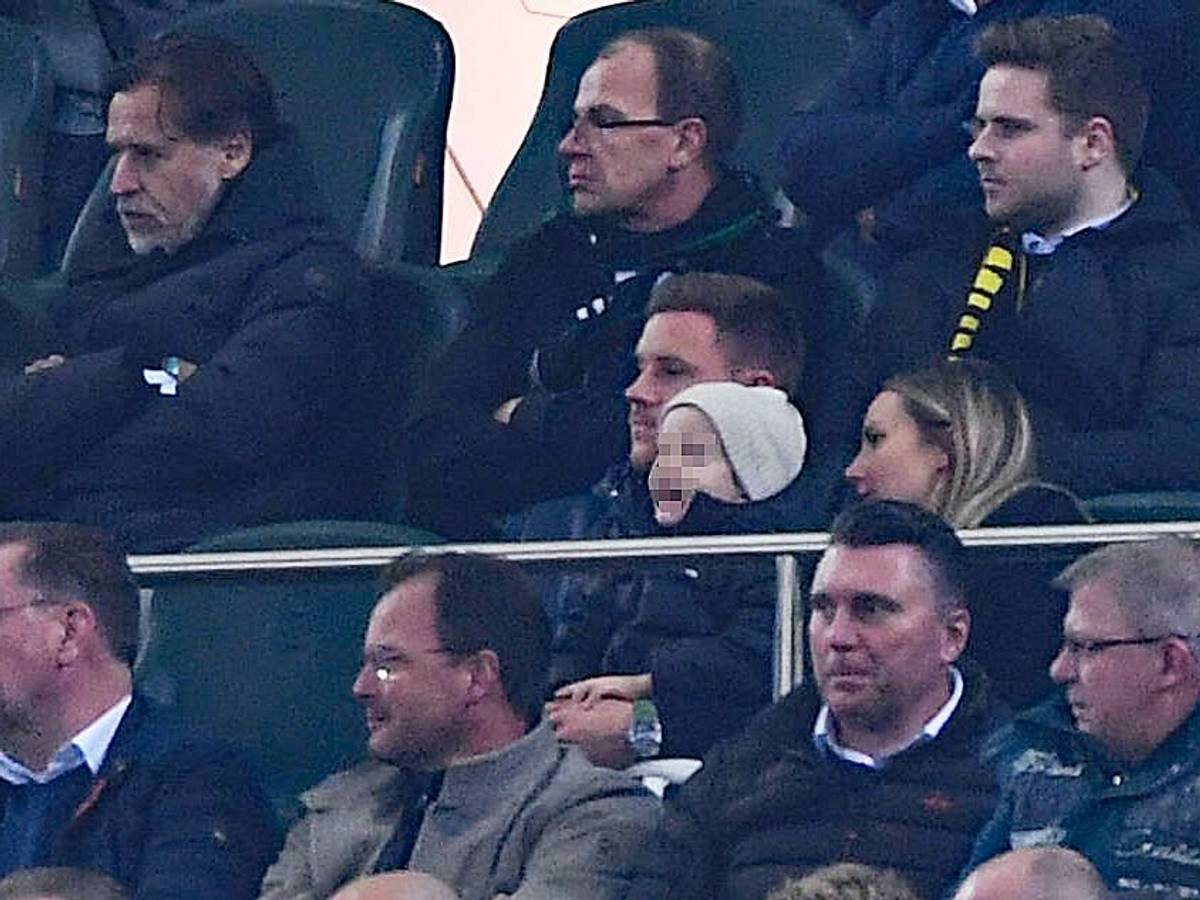 Marc-André ter Stegen (M.), Torhüter des FC Barcelona, verfolgt mit seiner Frau Daniela und Sohn Ben den Bundesliga-Sieg (11. November 2022) von Borussia Mönchengladbach gegen Borussia Dortmund.
