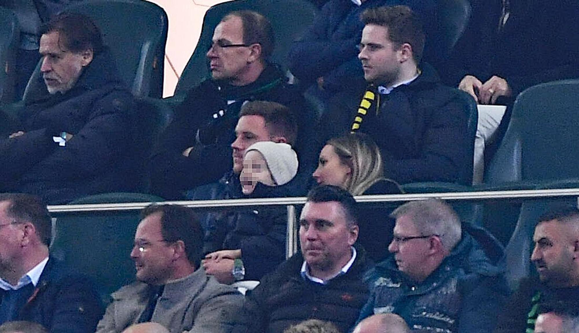 Marc-André ter Stegen (M.), Torhüter des FC Barcelona, verfolgt mit seiner Frau Daniela und Sohn Ben den Bundesliga-Sieg (11. November 2022) von Borussia Mönchengladbach gegen Borussia Dortmund.