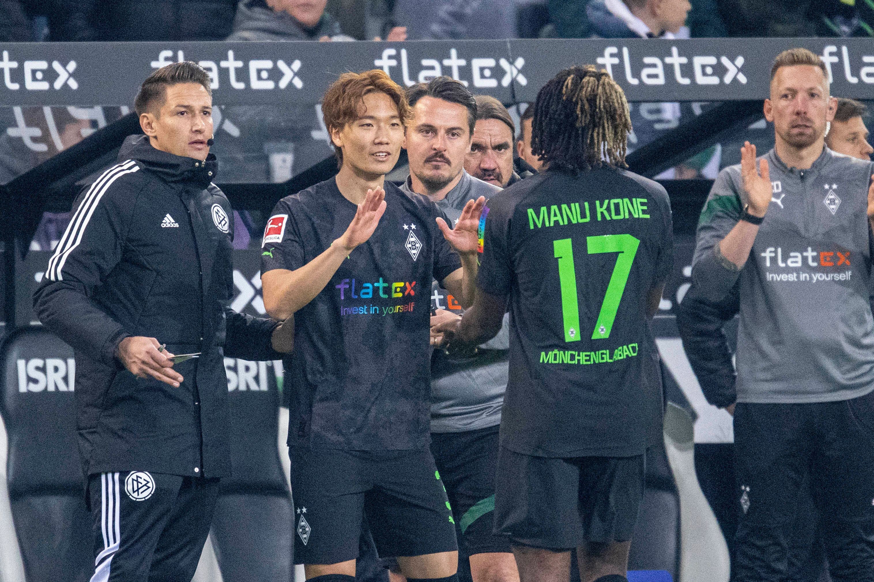 Ko Itakura (l.) wurde am Freitag (11. November 2022) in der 88. Spielminute im Spiel zwischen Borussia Mönchengladbach und Borussia Dortmund für seinen Teamkollegen Manu Koné eingewechselt.