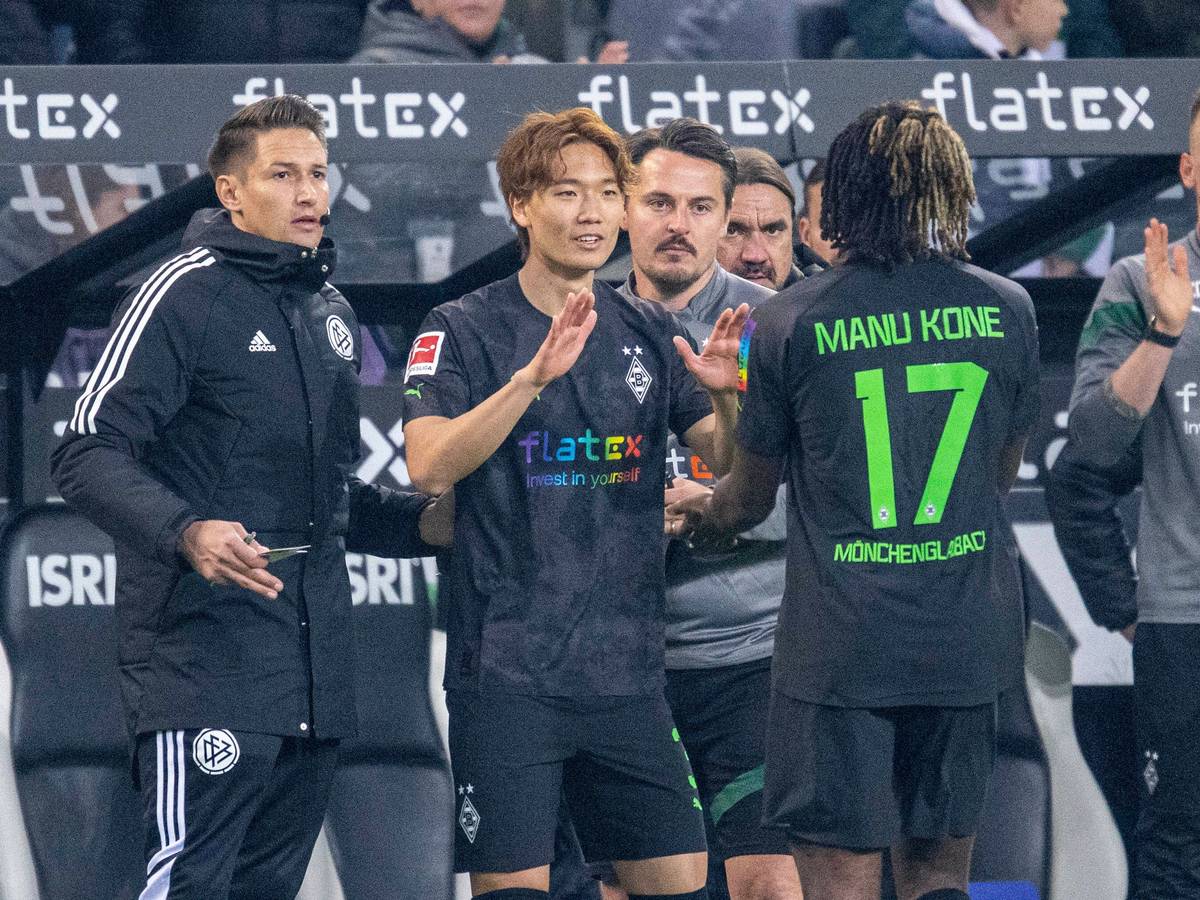 Ko Itakura (l.) wurde am Freitag (11. November 2022) in der 88. Spielminute im Spiel zwischen Borussia Mönchengladbach und Borussia Dortmund für seinen Teamkollegen Manu Koné eingewechselt.