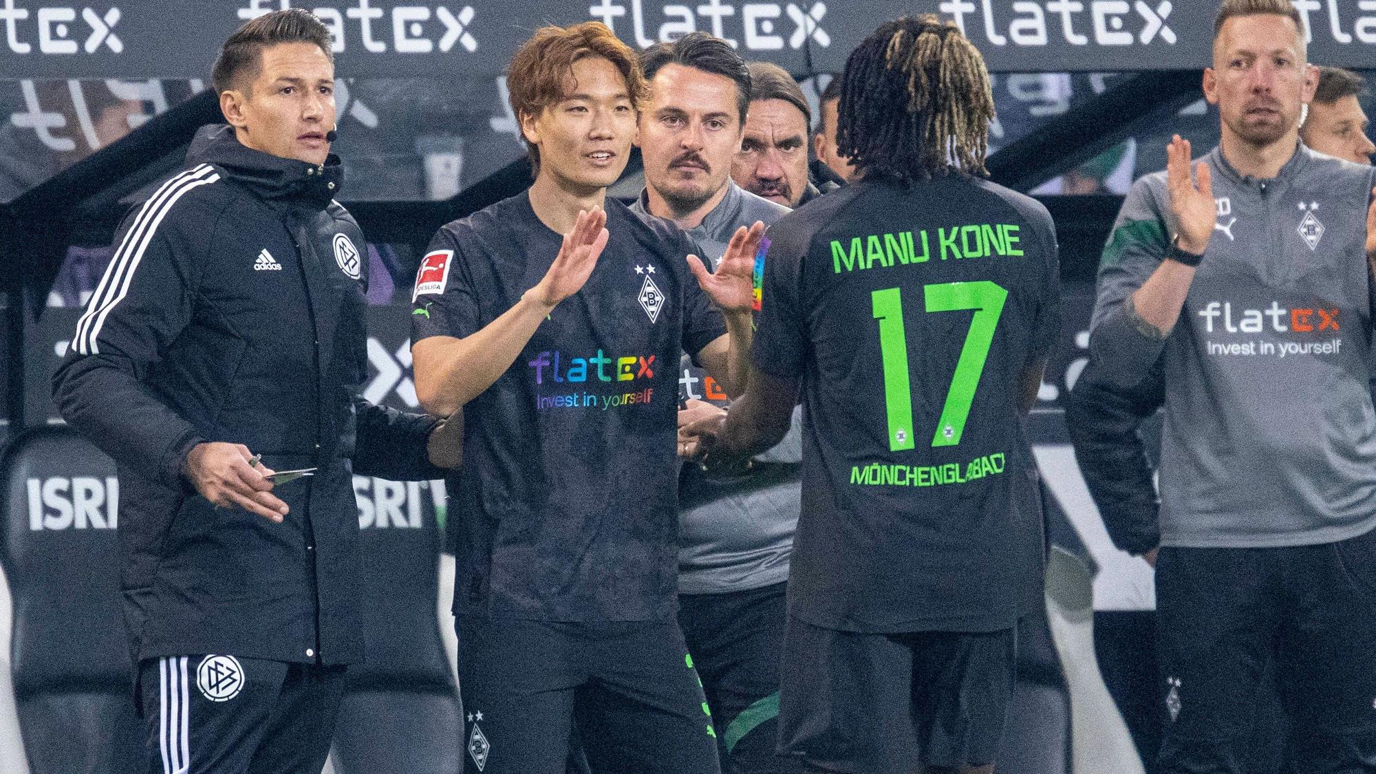 Ko Itakura (l.) wurde am Freitag (11. November 2022) in der 88. Spielminute im Spiel zwischen Borussia Mönchengladbach und Borussia Dortmund für seinen Teamkollegen Manu Koné eingewechselt.