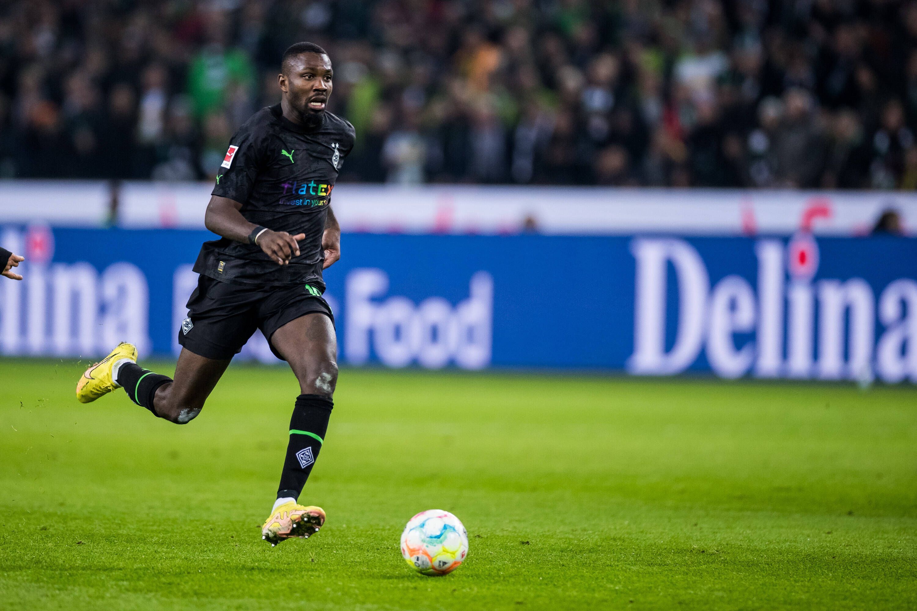 Marcus Thuram holte am Freitag (11. November 2022) mit Borussia Mönchengladbach einen 4:2-Sieg gegen Borussia Dortmund. Das Foto zeigt den Franzosen beim Sprint mit Ball.