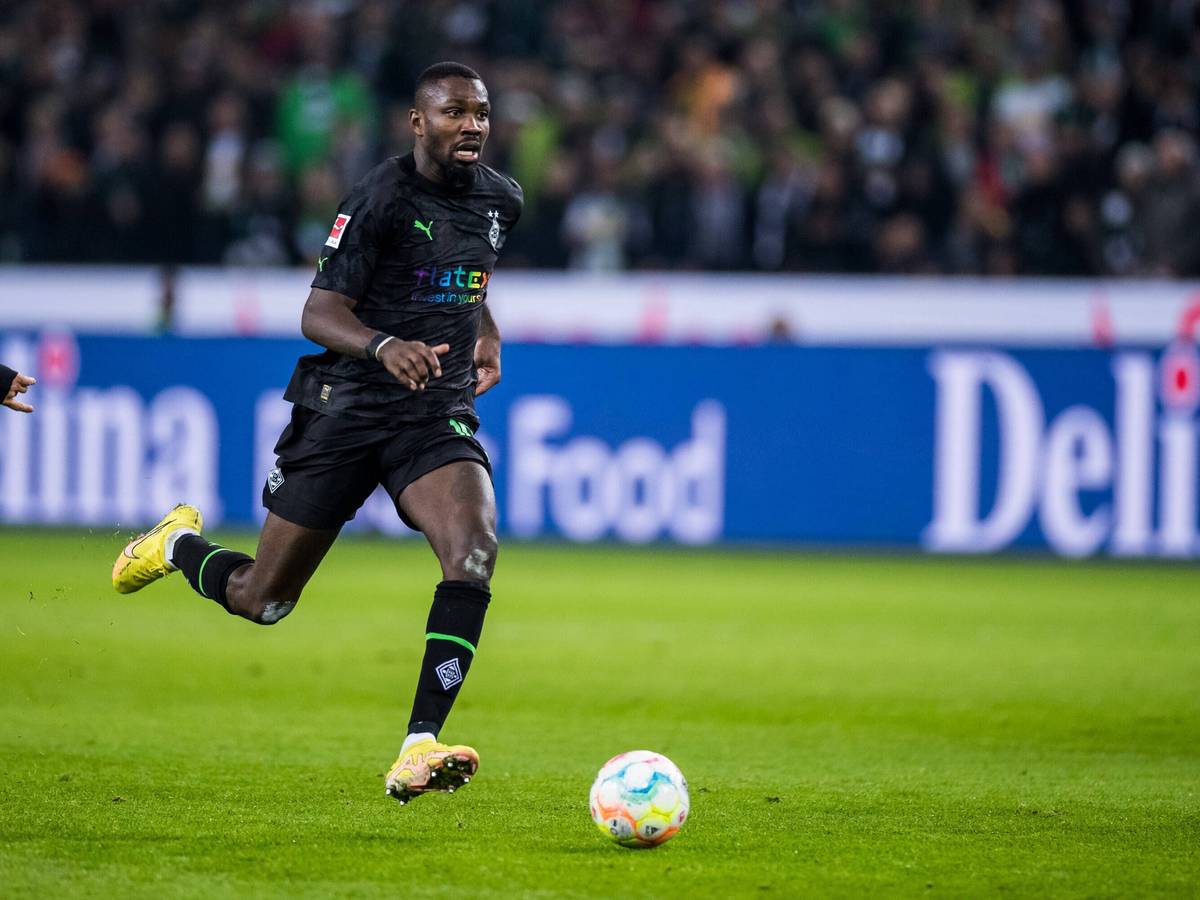 Marcus Thuram holte am Freitag (11. November 2022) mit Borussia Mönchengladbach einen 4:2-Sieg gegen Borussia Dortmund. Das Foto zeigt den Franzosen beim Sprint mit Ball.