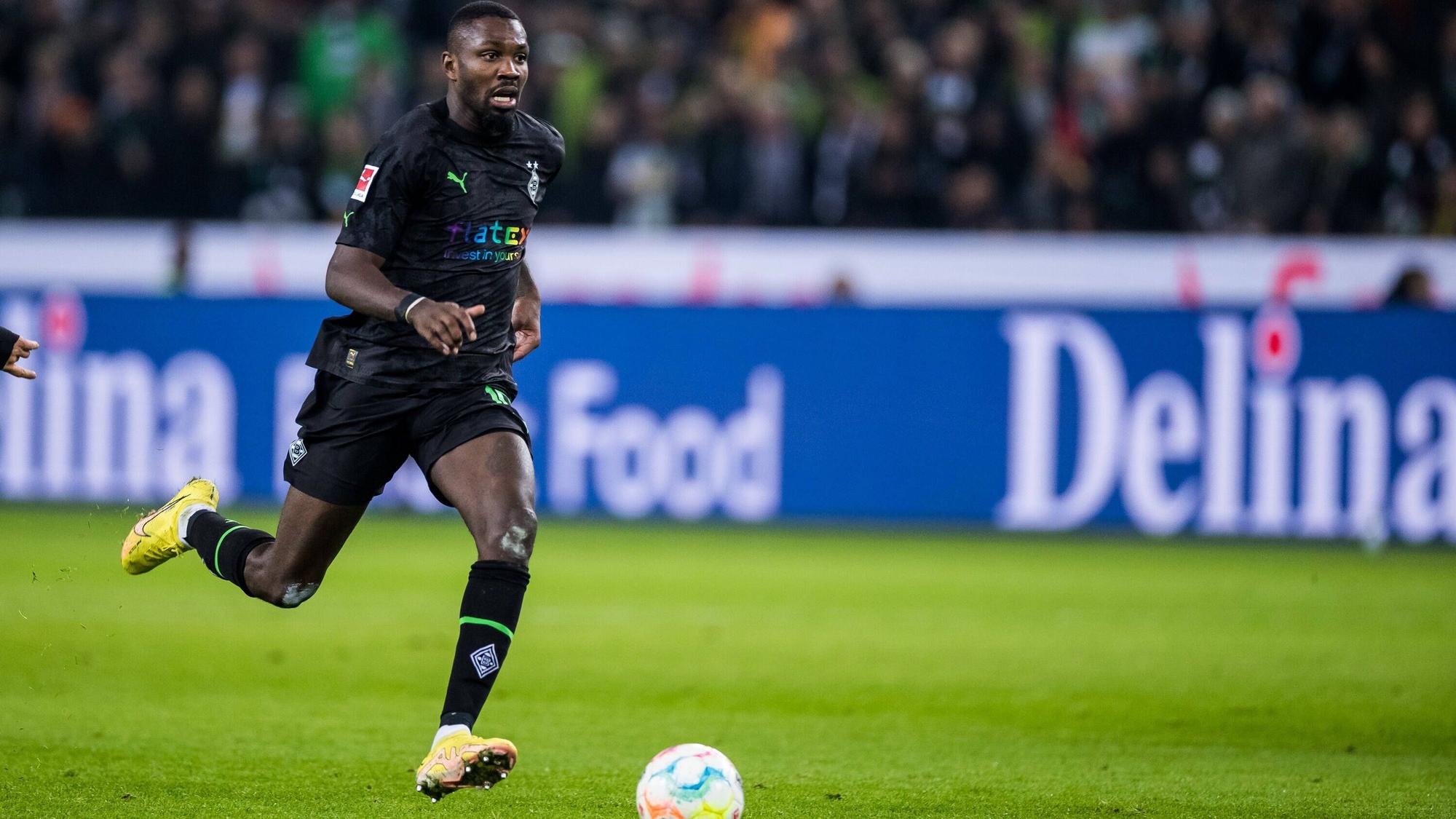 Marcus Thuram holte am Freitag (11. November 2022) mit Borussia Mönchengladbach einen 4:2-Sieg gegen Borussia Dortmund. Das Foto zeigt den Franzosen beim Sprint mit Ball.