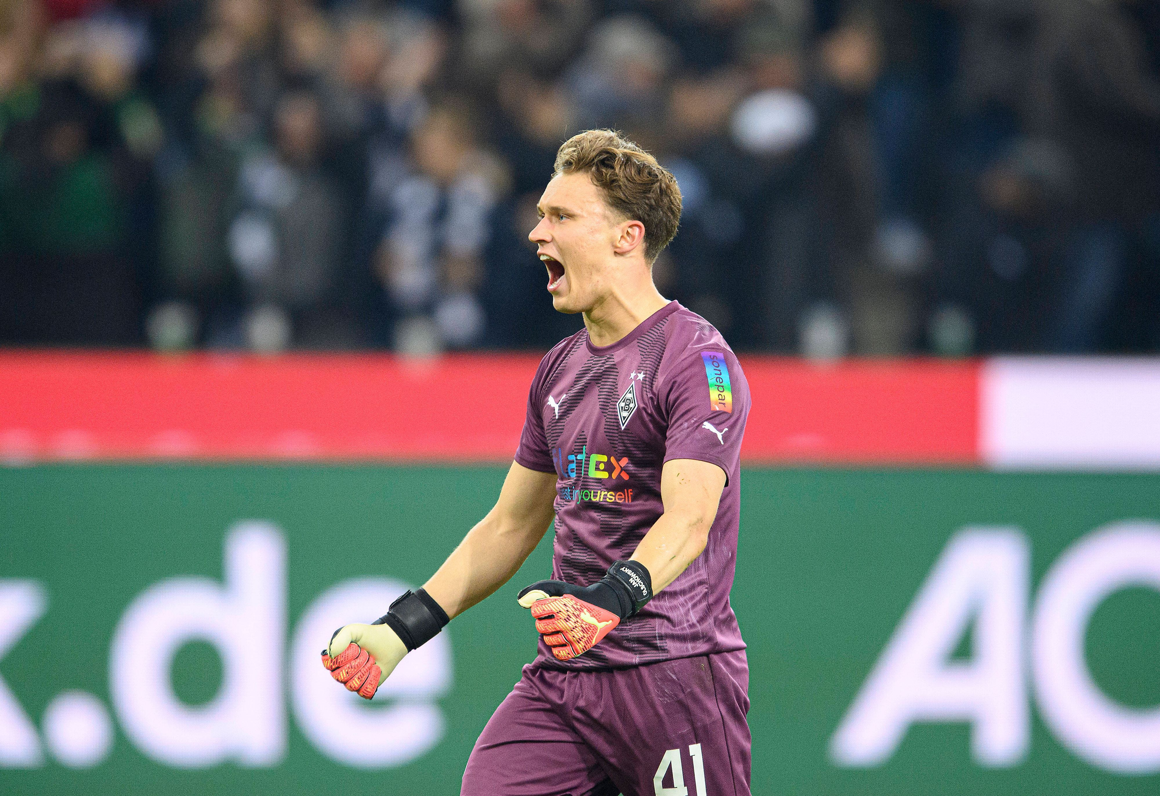 Jan Olschowsky feiert im Spiel von Borussia Mönchengladbach gegen den VfL Bochum am 8. November 2022 sein Bundesliga-Debüt. Nur weniger Tage später (11. November) gewann er 4:2 mit den Fohlen gegen Borussia Dortmund.