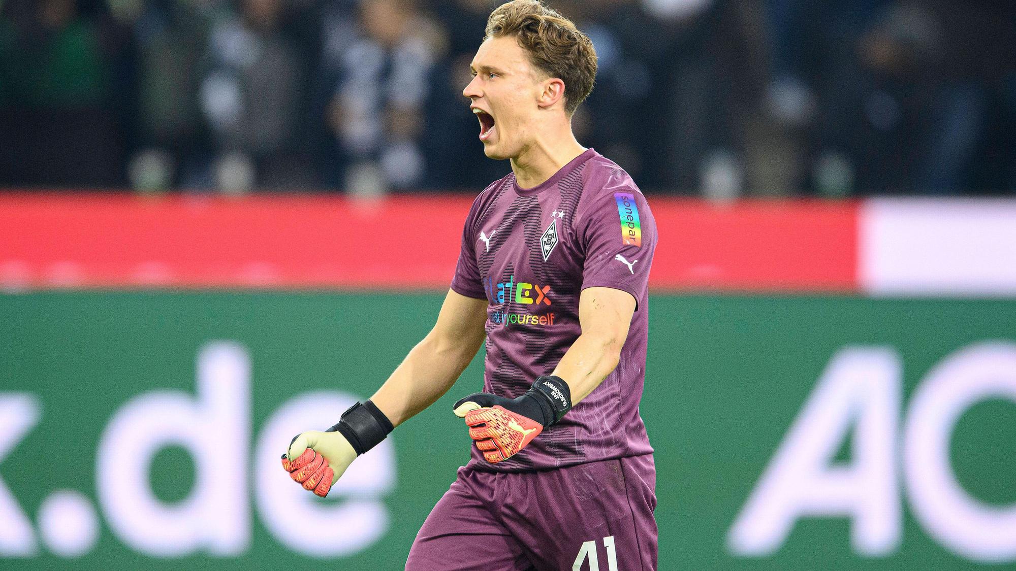 Jan Olschowsky feiert im Spiel von Borussia Mönchengladbach gegen den VfL Bochum am 8. November 2022 sein Bundesliga-Debüt. Nur weniger Tage später (11. November) gewann er 4:2 mit den Fohlen gegen Borussia Dortmund.