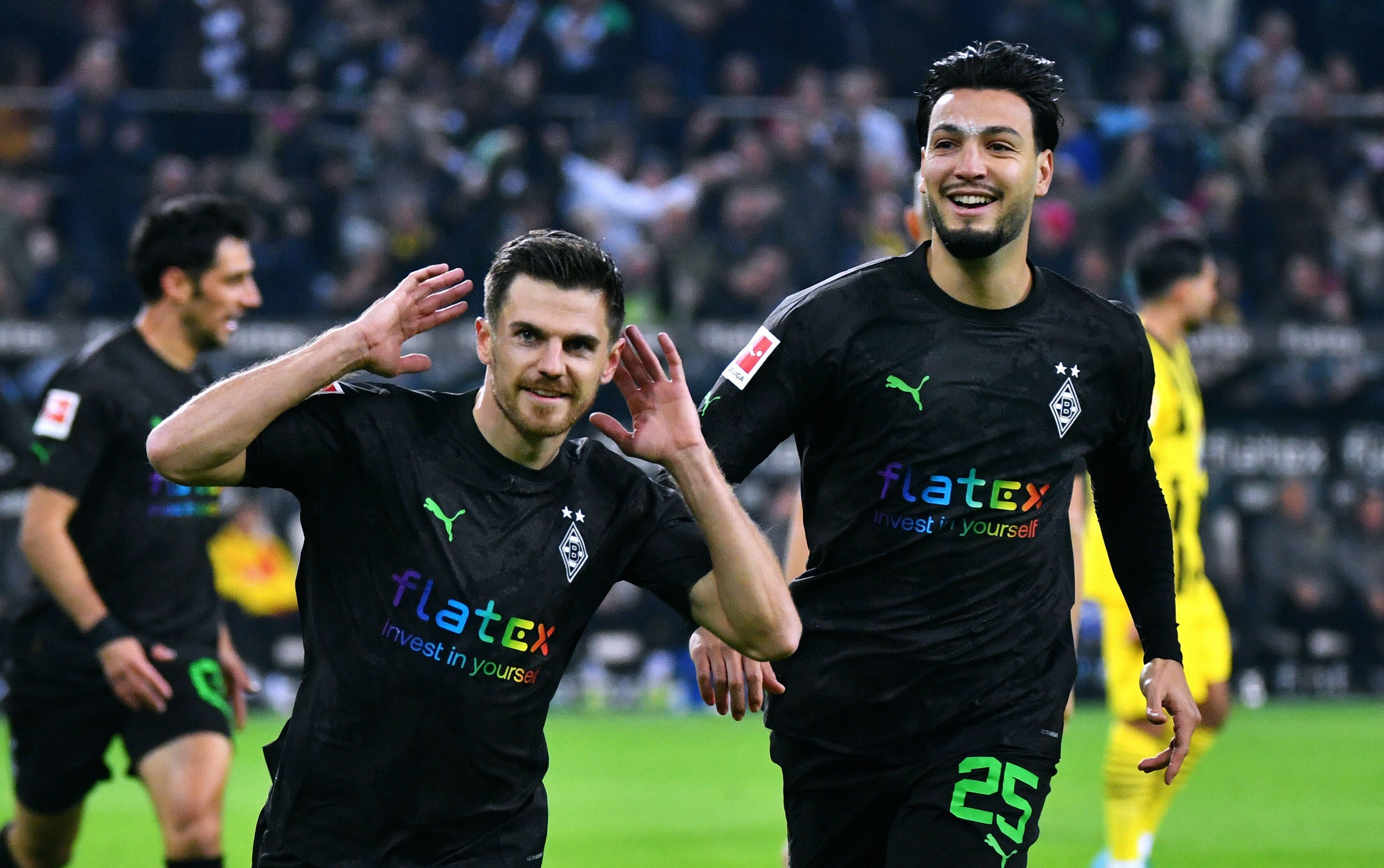 Borussia Mönchengladbach hat am Freitag (11. November 2022) in der Bundesliga einen 4:2-Sieg gegen Borussia Dortmund eingefahren. Das Foto zeigt Jonas Hofmann (l.) und Ramy Bensebaini (r.) beim Torjubel nach dem 1:0.
