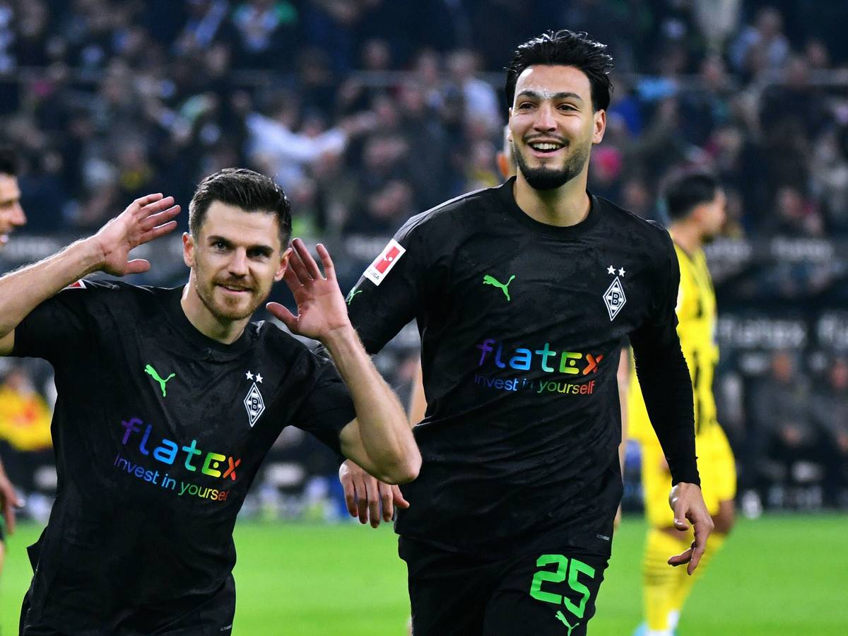 Borussia Mönchengladbach hat am Freitag (11. November 2022) in der Bundesliga einen 4:2-Sieg gegen Borussia Dortmund eingefahren. Das Foto zeigt Jonas Hofmann (l.) und Ramy Bensebaini (r.) beim Torjubel nach dem 1:0.