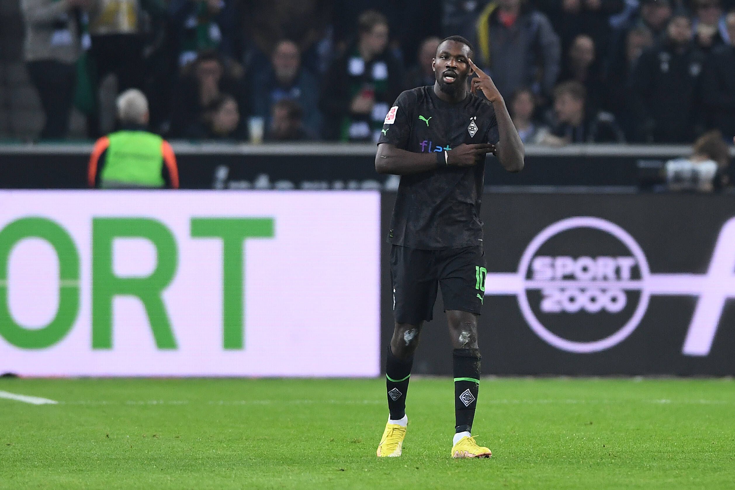 Marcus Thuram beim typischen Torjubel: Hier beim Treffer zum 3:1 im Bundesliga-Spiel gegen Borussia Dortmund am 11. November 2022), welches mit einem 4:2 für Borussia Mönchengladbach endete.