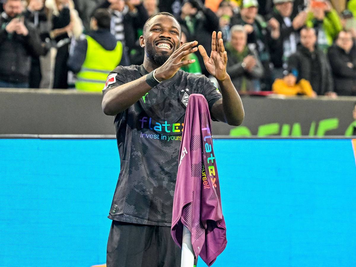 Marcus Thuram von Borussia Mönchengladbach beim Feiern des 4:2-Siegs gegen Borussia Dortmund am 11. November 2022.