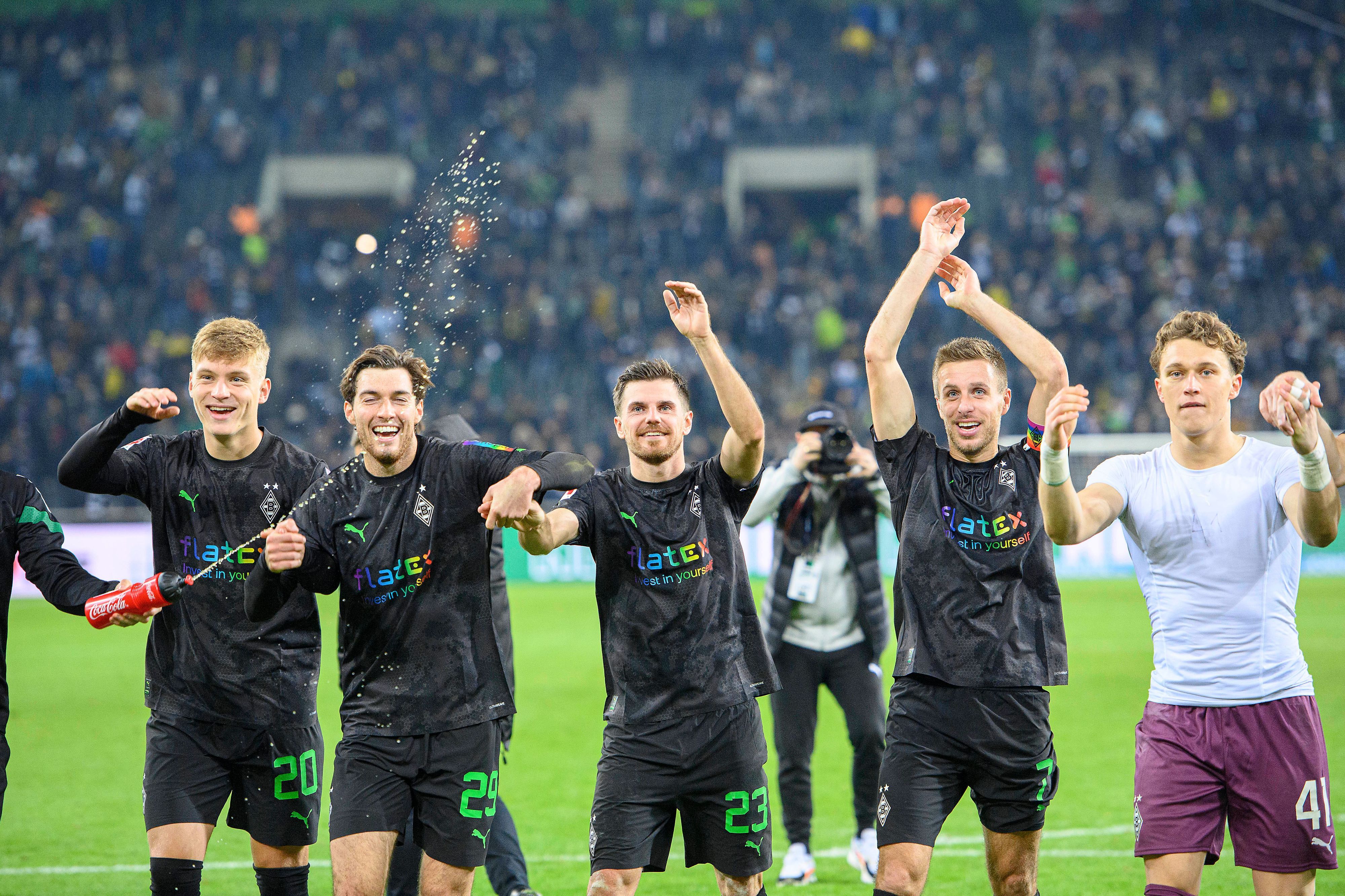 Gladbach-Profi Jonas Hofmann (M.) jubelt gemeinsam mit seinen Team-Kollegen über den Bundesliga-Sieg (11. November 2022) gegen Borussia Dortmund im Borussia-Park. Zu sehen sind auch (v.l. Luca Netz, Joe Scally, Patrick Herrmann und Jan Olschowsky.