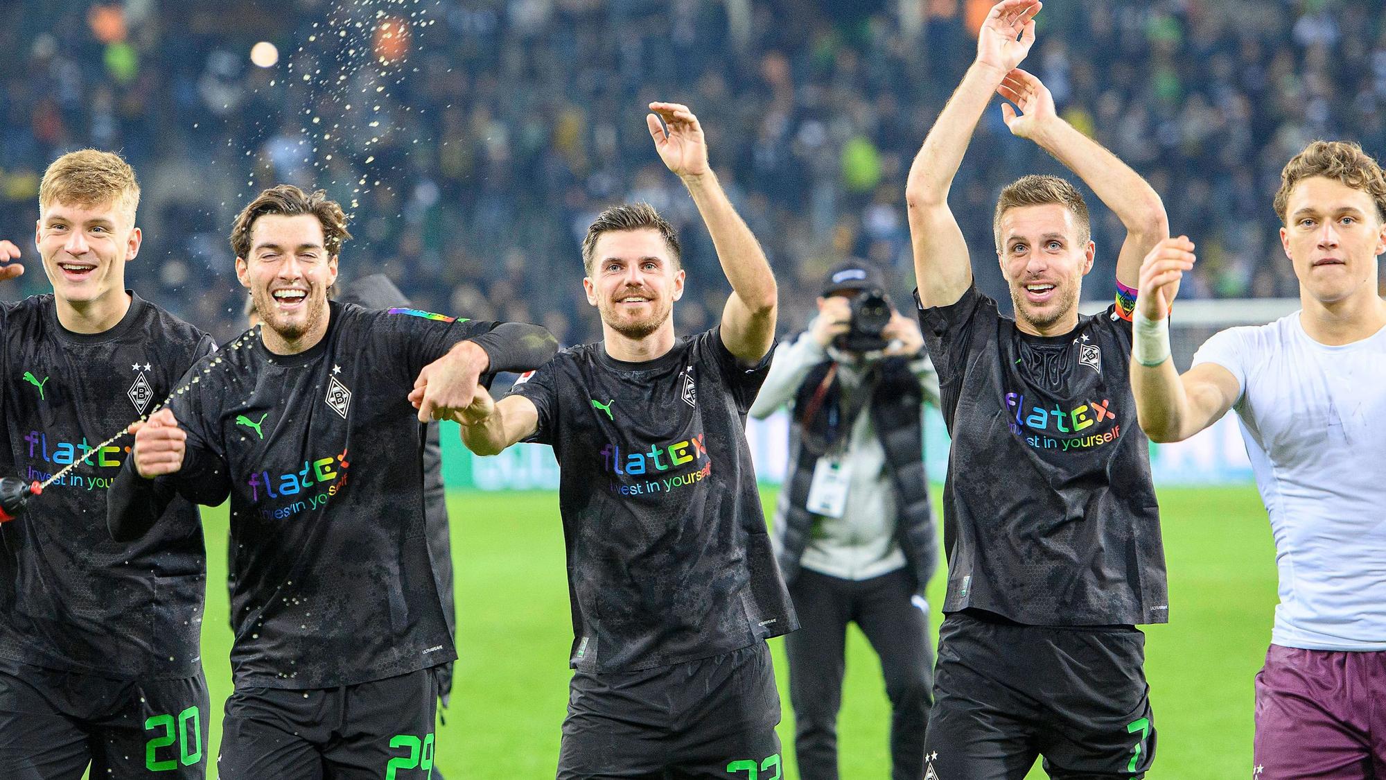 Gladbach-Profi Jonas Hofmann (M.) jubelt gemeinsam mit seinen Team-Kollegen über den Bundesliga-Sieg (11. November 2022) gegen Borussia Dortmund im Borussia-Park. Zu sehen sind auch (v.l. Luca Netz, Joe Scally, Patrick Herrmann und Jan Olschowsky.