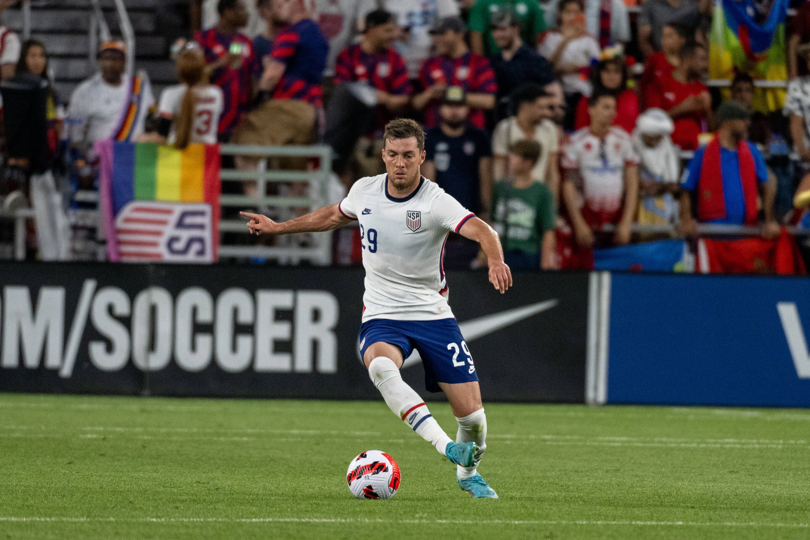 Gladbach-Profi Joe Scally ist bei der Fußball-WM in Katar dabei. Auf diesem Foto ist der US-Amerikaner am 1. Juni 2022 in einem Länderspiel in Cincinnati, Ohio, zu sehen. Der Verteidiger hat den Ball am rechten Fuß.