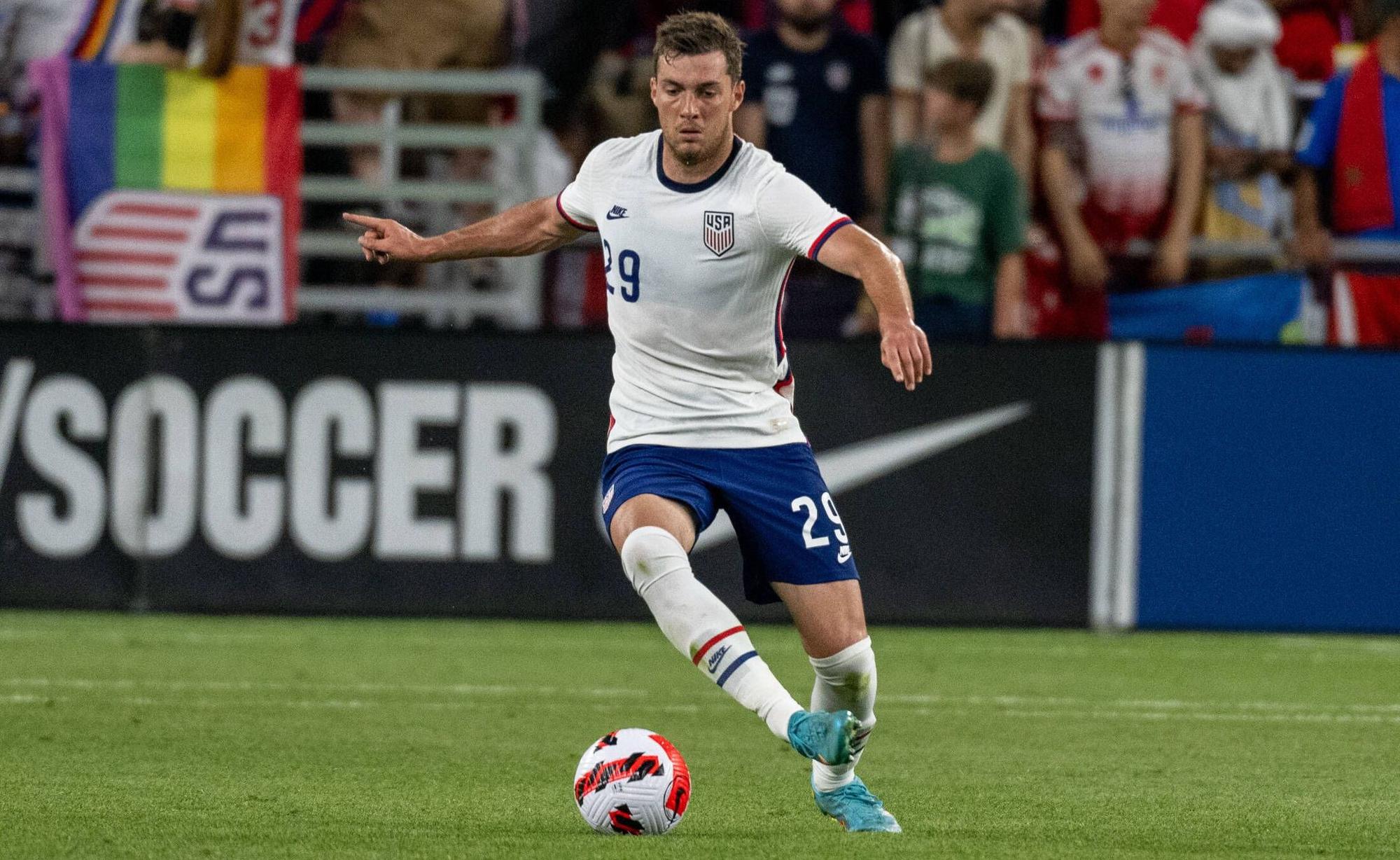 Gladbach-Profi Joe Scally ist bei der Fußball-WM in Katar dabei. Auf diesem Foto ist der US-Amerikaner am 1. Juni 2022 in einem Länderspiel in Cincinnati, Ohio, zu sehen. Der Verteidiger hat den Ball am rechten Fuß.