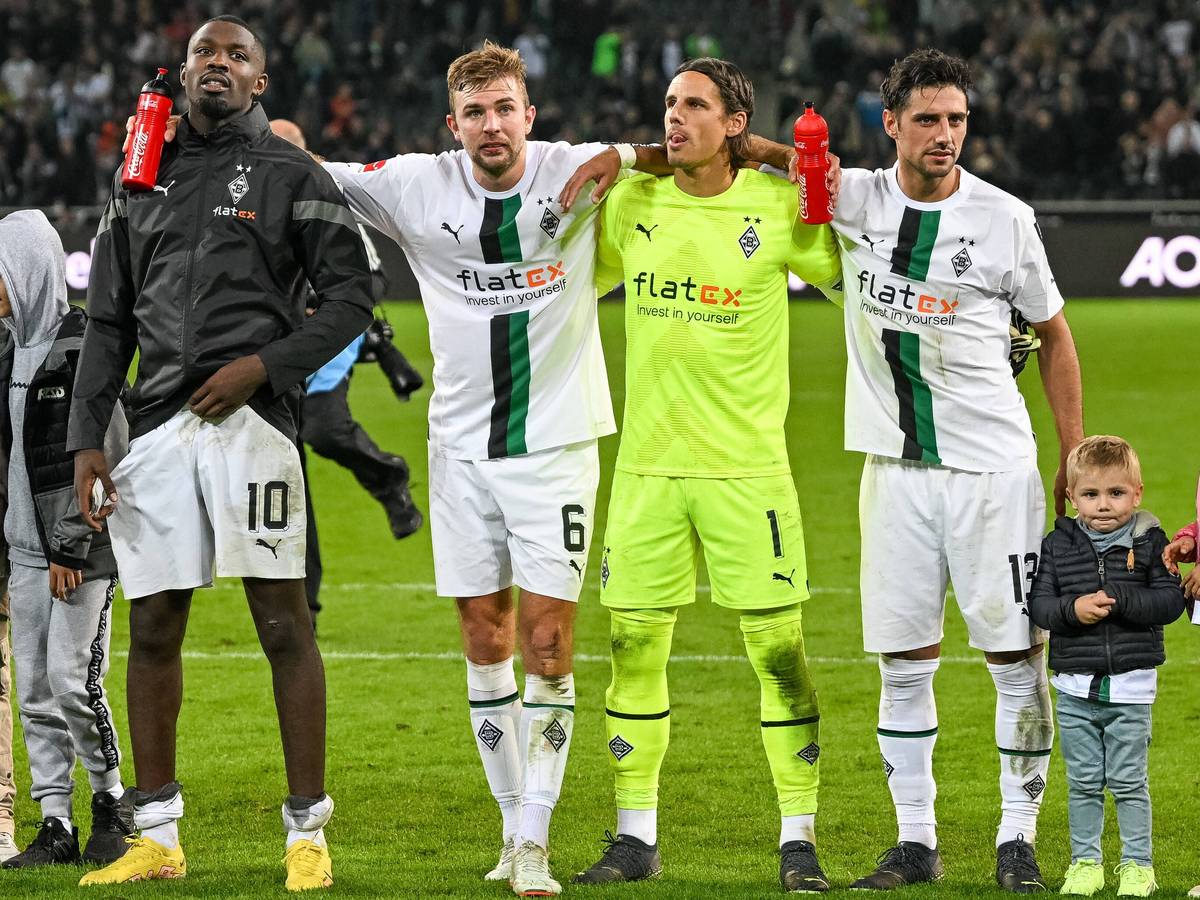 Gladbach-Stars unter sich: Marcus Thuram, Christoph Kramer, Yann Sommer und Kapitän Lars Stindl (v.l.n.r.). Auf diesem Foto sind die Profis am 17. September 2022 im Borussia-Park zu sehen. Die Spieler umarmen sich. Sie stehen vor der Nordkurve des Stadions, wo die treuen Fohlen-Fans beheimatet sind.