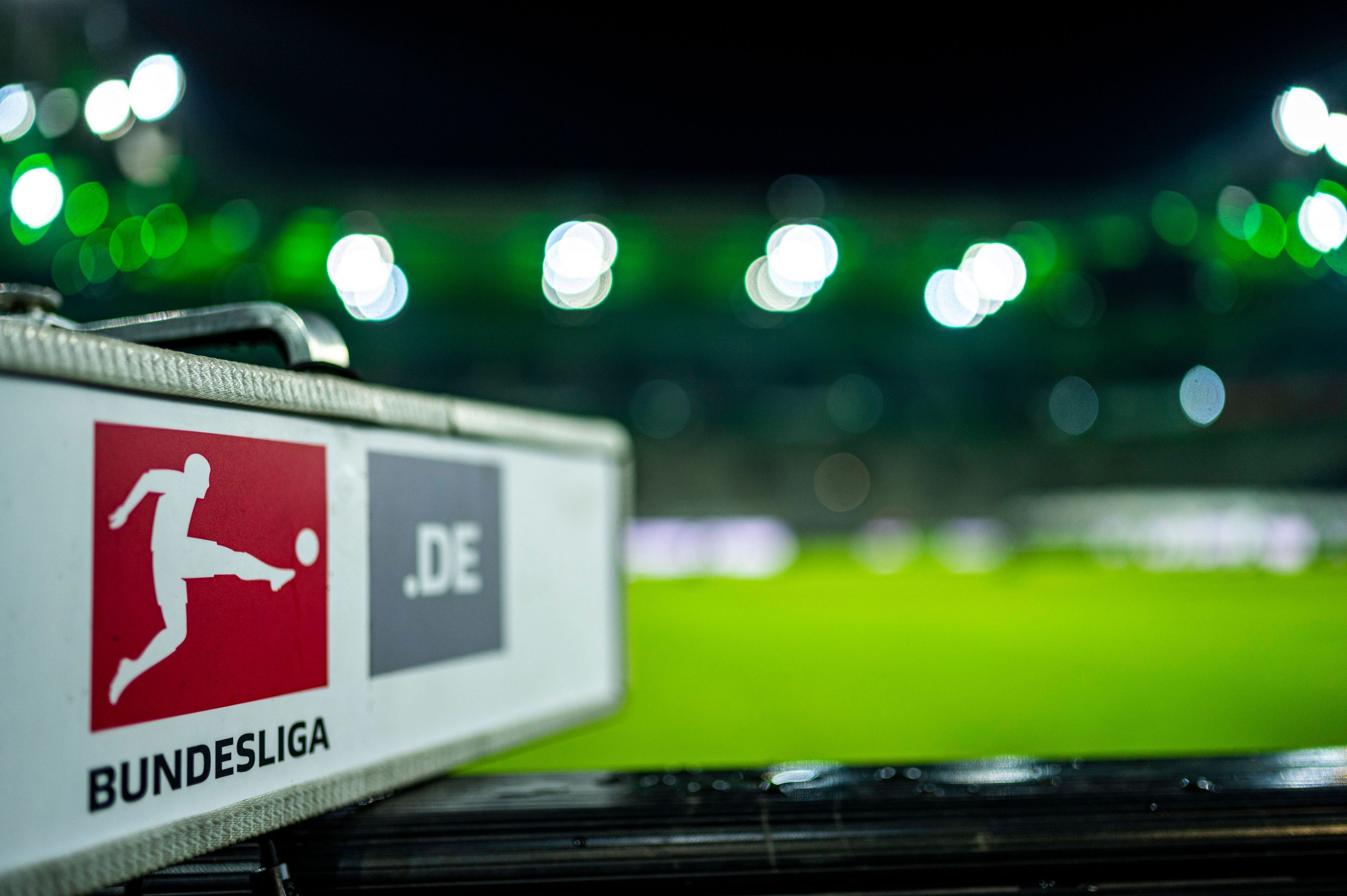 Die neuen Bundesliga-Termine sind am Dienstag (15. November 2022) von der Deutschen Fußball Liga offiziell gemacht worden. Dieses Symbolfoto zeigt das DFL-Logo am 4. November im Borussia-Park während der Bundesliga-Partie von Borussia Mönchengladbach gegen den VfB Stuttgart.