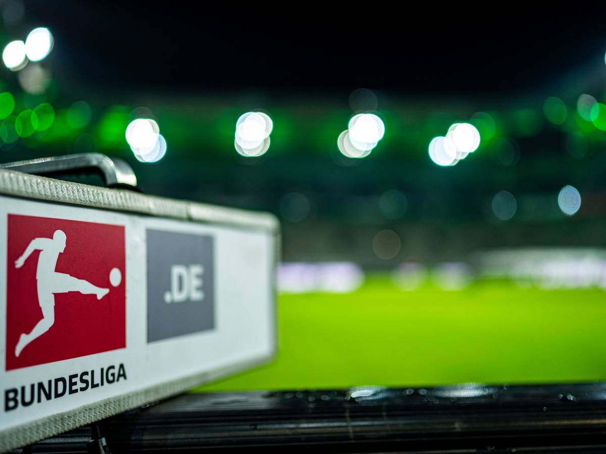 Die neuen Bundesliga-Termine sind am Dienstag (15. November 2022) von der Deutschen Fußball Liga offiziell gemacht worden. Dieses Symbolfoto zeigt das DFL-Logo am 4. November im Borussia-Park während der Bundesliga-Partie von Borussia Mönchengladbach gegen den VfB Stuttgart.