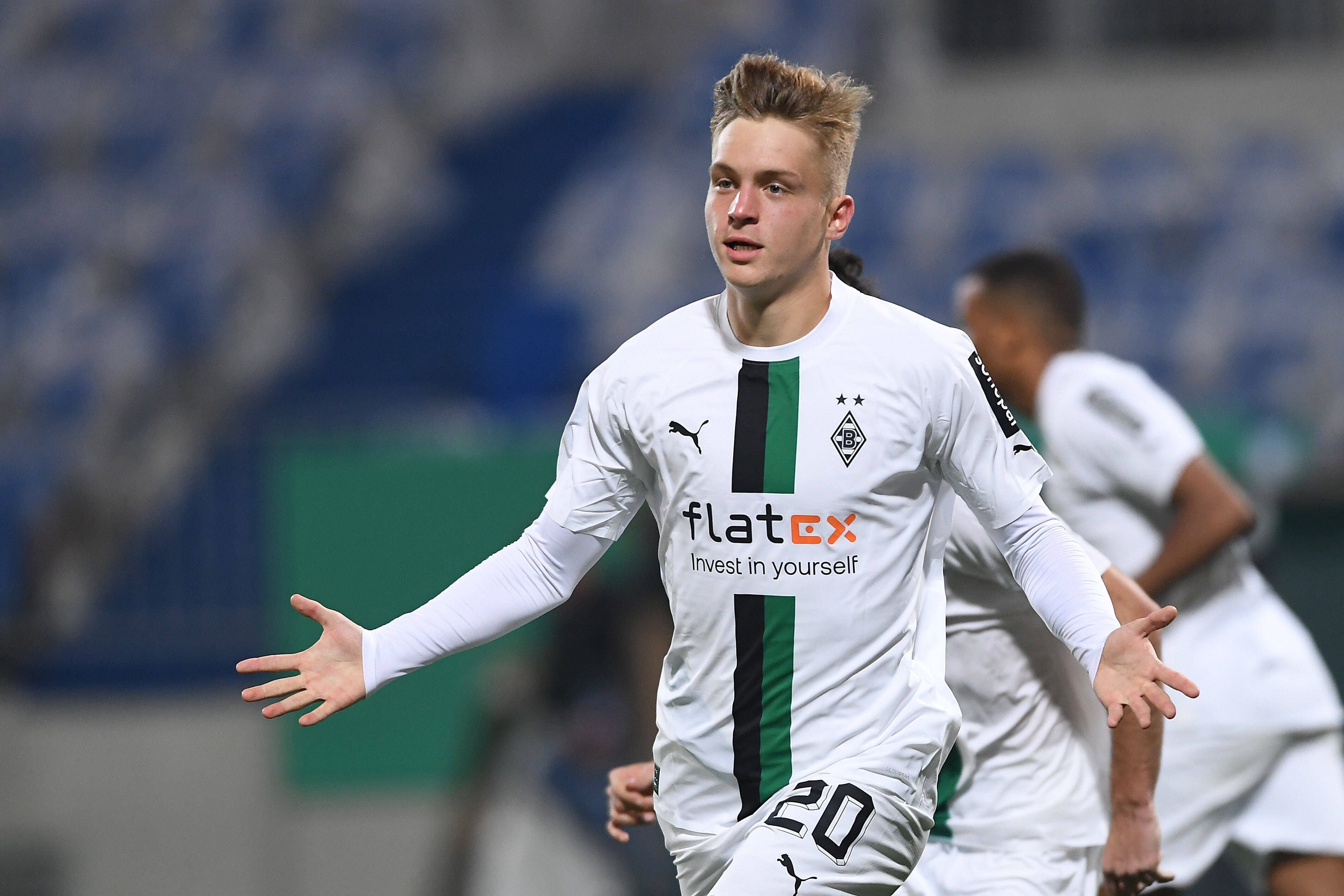 Luca Netz von Fußball-Bundesligist Borussia Mönchengladbach. Auf diesem Foto ist der Linksverteidiger am 18. Oktober 2022 während der DFB-Pokal-Partie bei Zweitligist Darmstadt 98 zu sehen. Netz breitet die Arme aus, er hat zuvor einen Treffer erzielt.