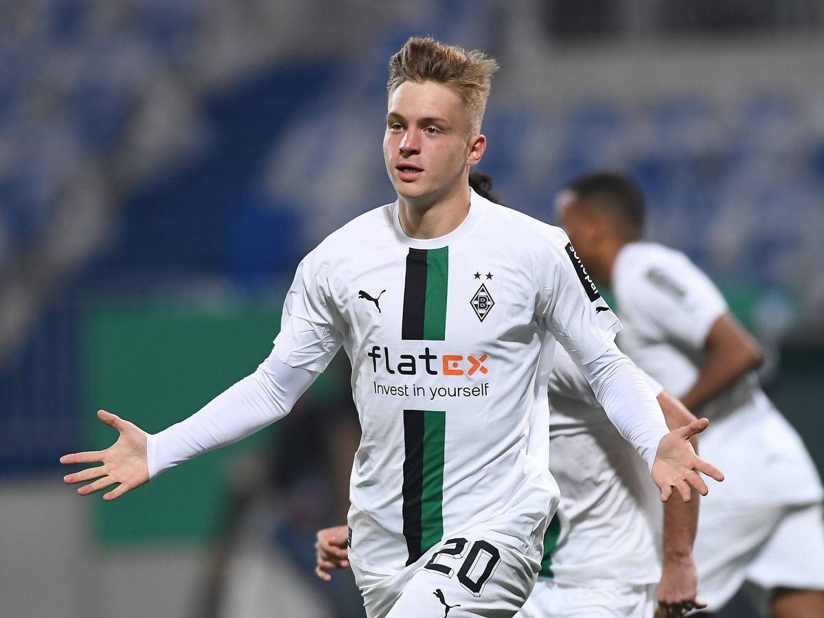 Luca Netz von Fußball-Bundesligist Borussia Mönchengladbach. Auf diesem Foto ist der Linksverteidiger am 18. Oktober 2022 während der DFB-Pokal-Partie bei Zweitligist Darmstadt 98 zu sehen. Netz breitet die Arme aus, er hat zuvor einen Treffer erzielt.