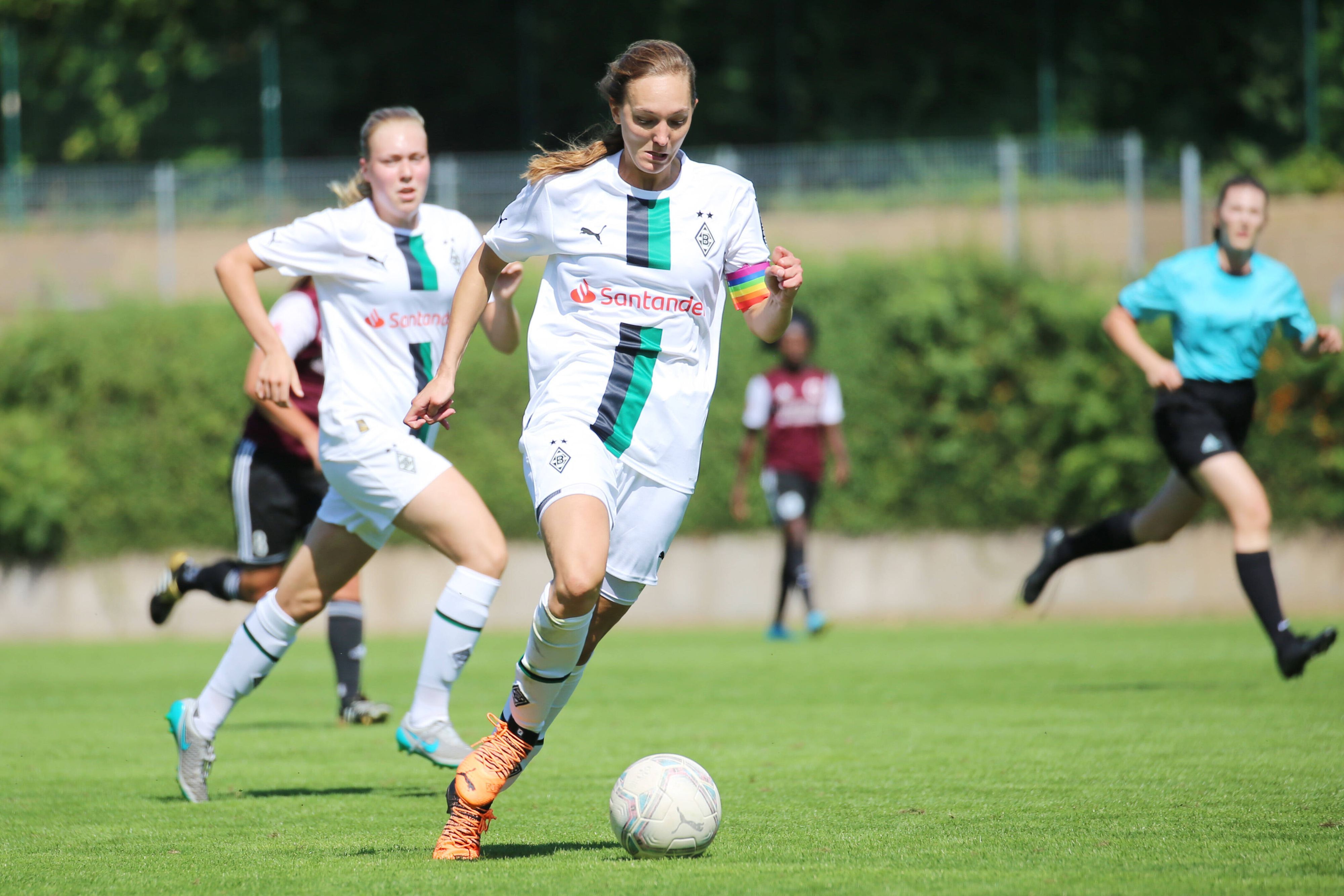 Sarah Schmitz von den Borussia-Mönchengladbach-Frauen läuft am 28. August 2022 mit dem Ball am Fuß.