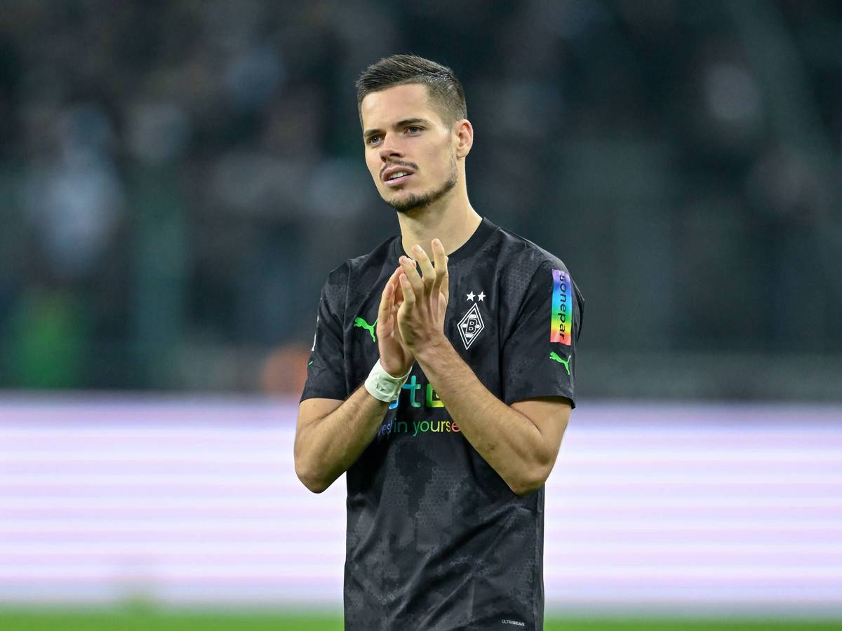 Gladbach-Profi Julian Weigl, auf diesem Foto am 11. November 2022 im Borussia-Park nach der Bundesliga-Partie gegen Borussia Dortmund zu sehen. Der Mittelfeldspieler trägt ein dunkles Trikot und klatscht in die Hände.