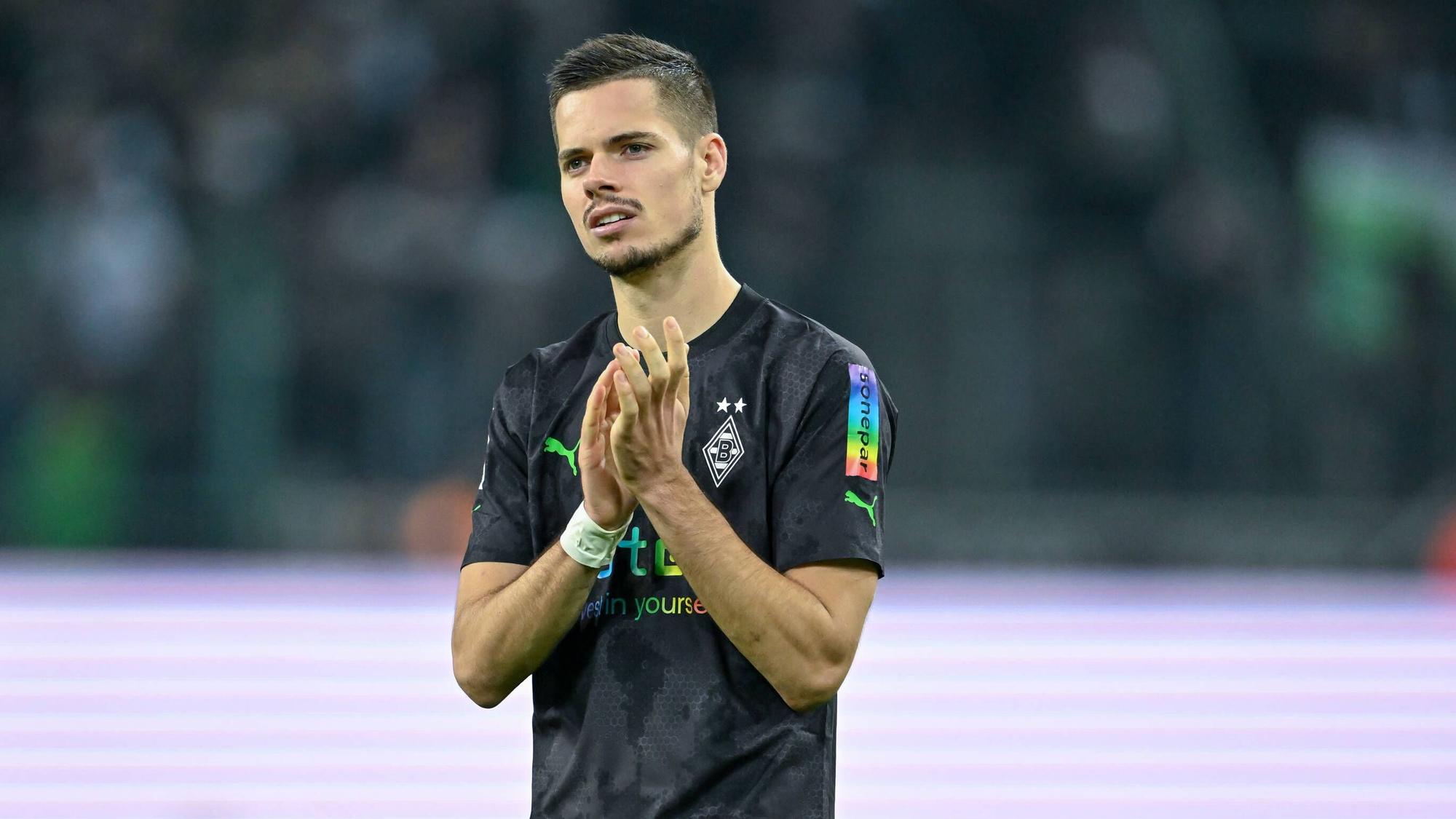 Gladbach-Profi Julian Weigl, auf diesem Foto am 11. November 2022 im Borussia-Park nach der Bundesliga-Partie gegen Borussia Dortmund zu sehen. Der Mittelfeldspieler trägt ein dunkles Trikot und klatscht in die Hände.