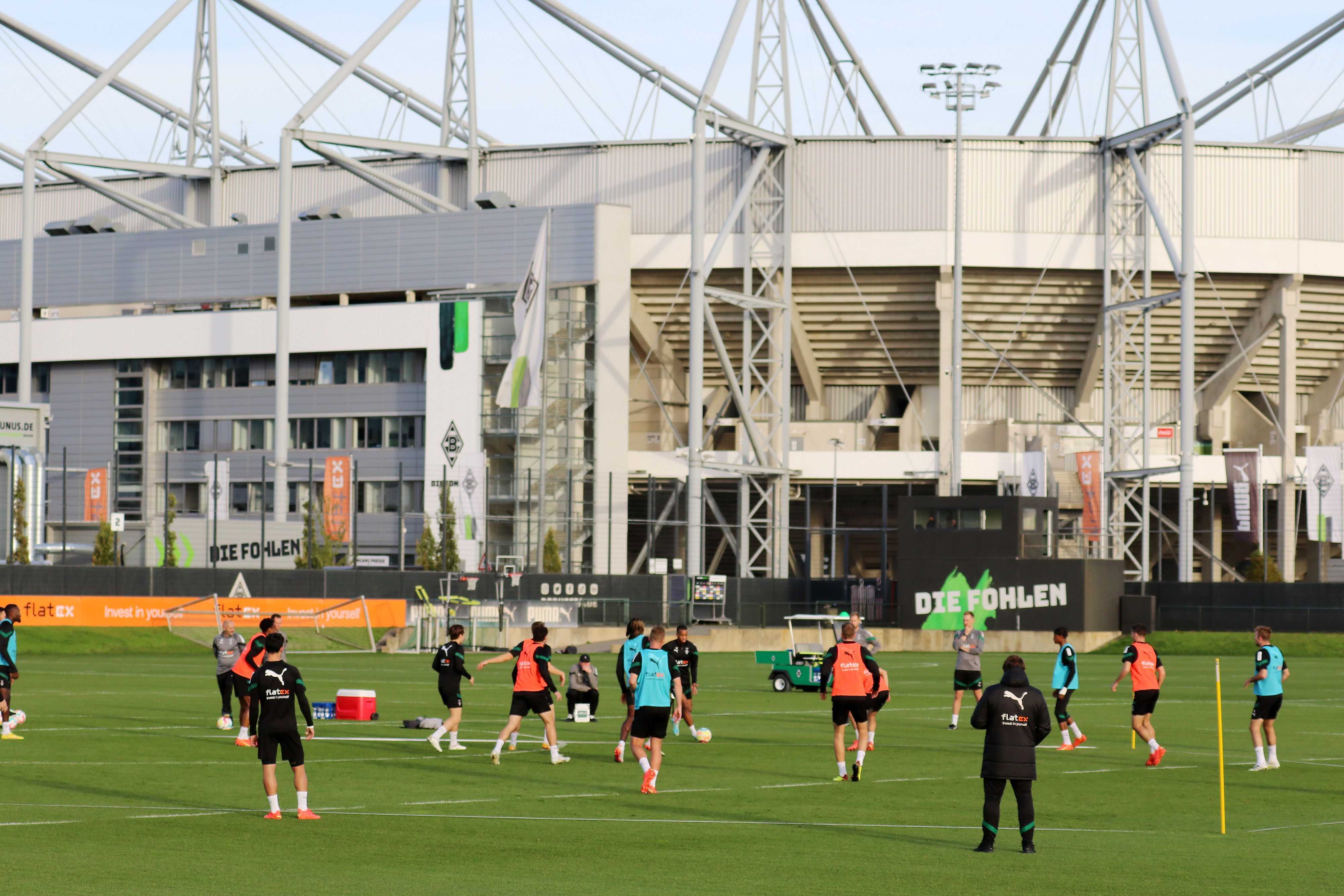 Die Spieler von Borussia Mönchengladbach absolvieren am 26. Oktober 2022 eine Trainingseinheit. Im Hintergrund ist der Borussia-Park zu sehen.