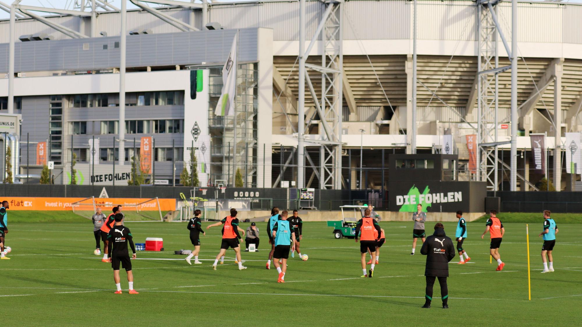 Die Spieler von Borussia Mönchengladbach absolvieren am 26. Oktober 2022 eine Trainingseinheit. Im Hintergrund ist der Borussia-Park zu sehen.