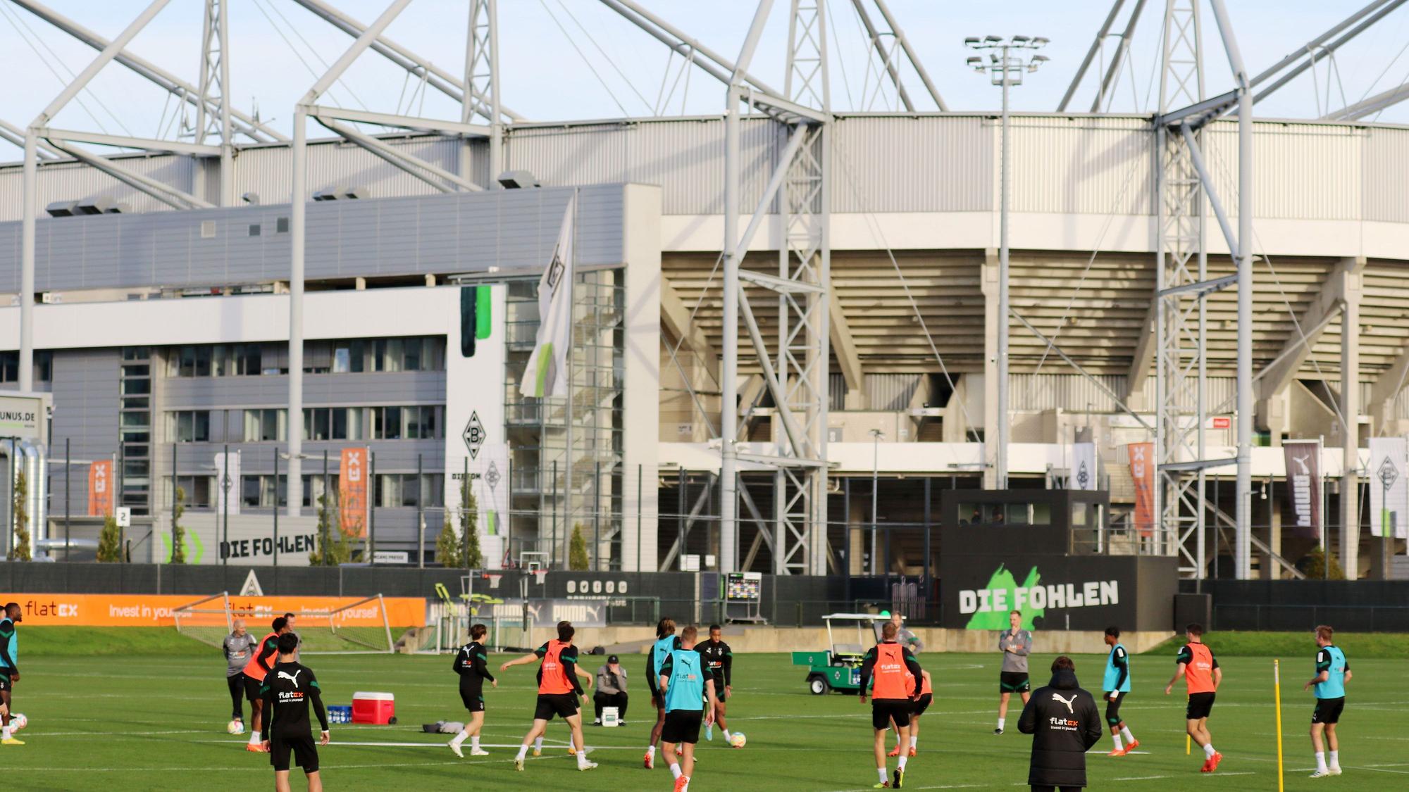 Das Team von Borussia Mönchengladbach ist seit Sonntag (13. November 2022) in der Winterpause. Das Foto zeigt das Team bei einer Einheit am 26. Oktober auf dem Trainingsplatz im heimischen Borussia-Park.